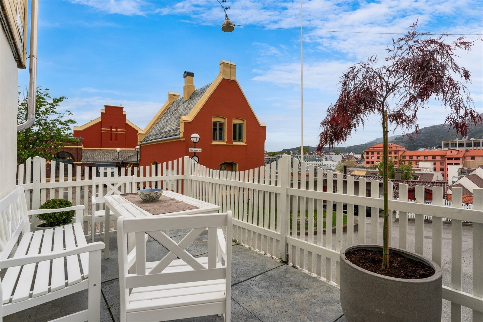 Felles uteplass med god plass til bord og sittegruppe. Galleribilde