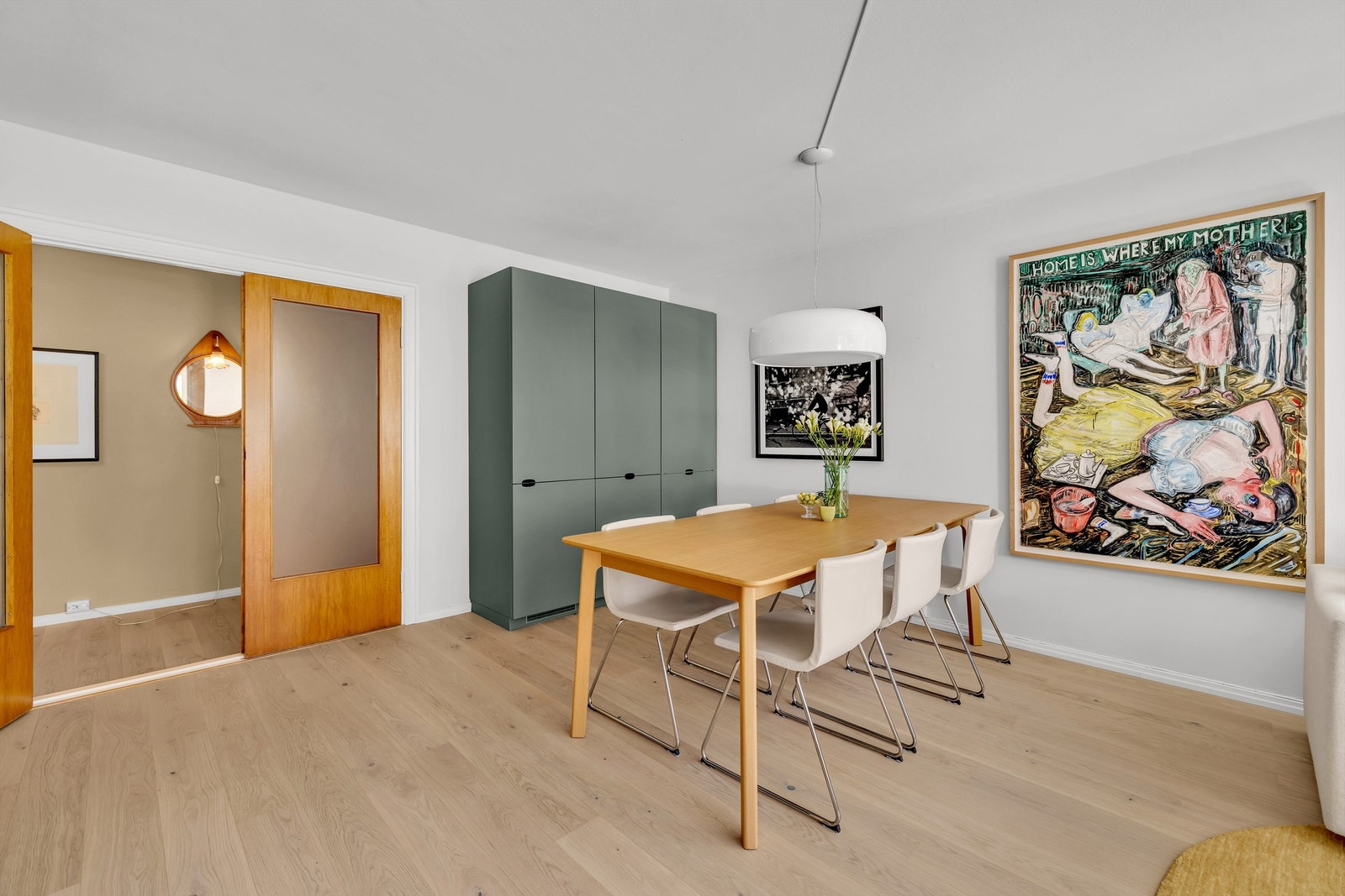Det er naturlig plass til spisebord mellom stue og kjøkken. Galleribilde