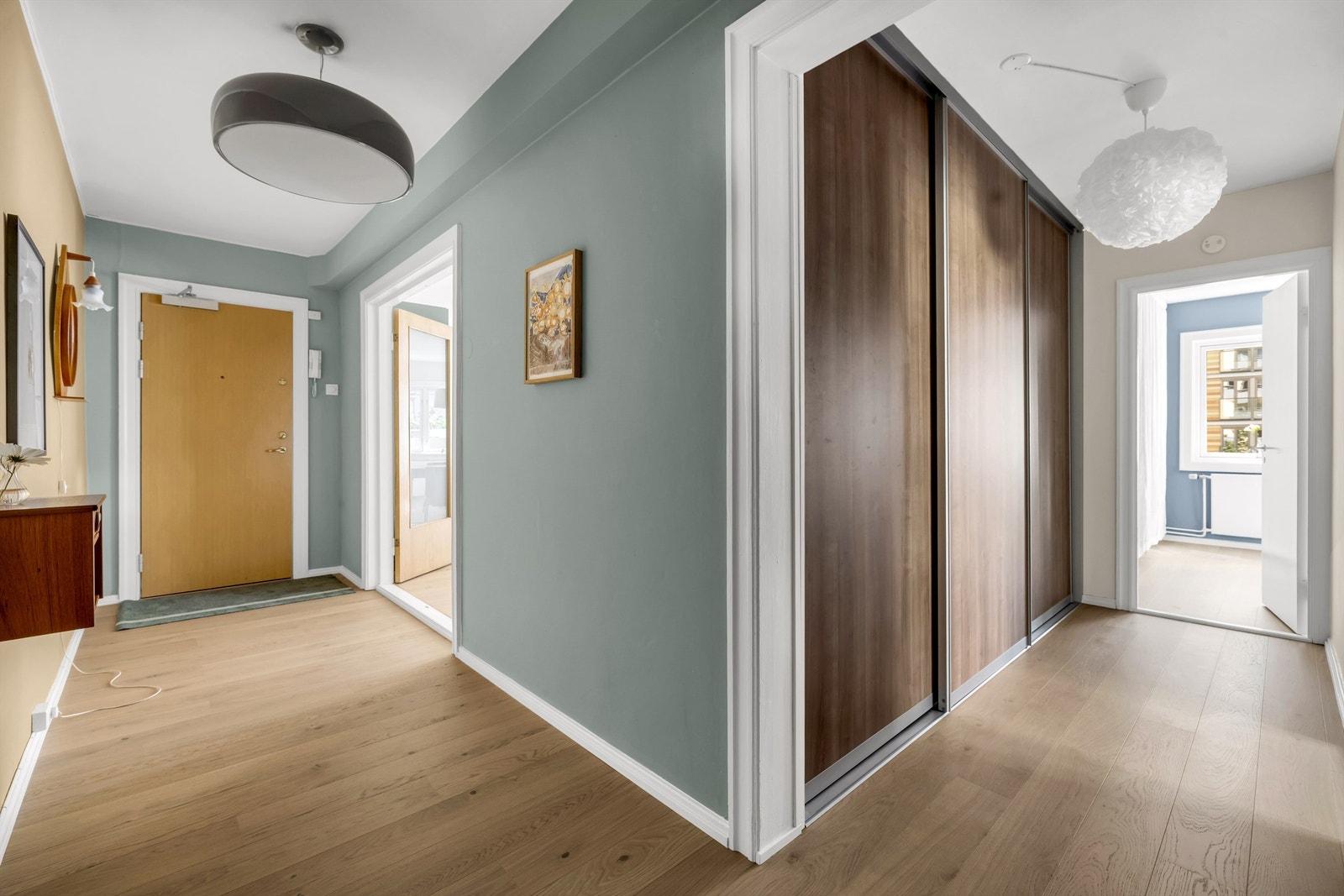 Lys og innbydende entré som skaper et godt førsteinntrykk av boligen. Særdeles godt med oppbevaringsplass i den romslige entreen med en stor skyvedørsgarderobe, plassert i gangen. Velkommen inn! Galleribilde