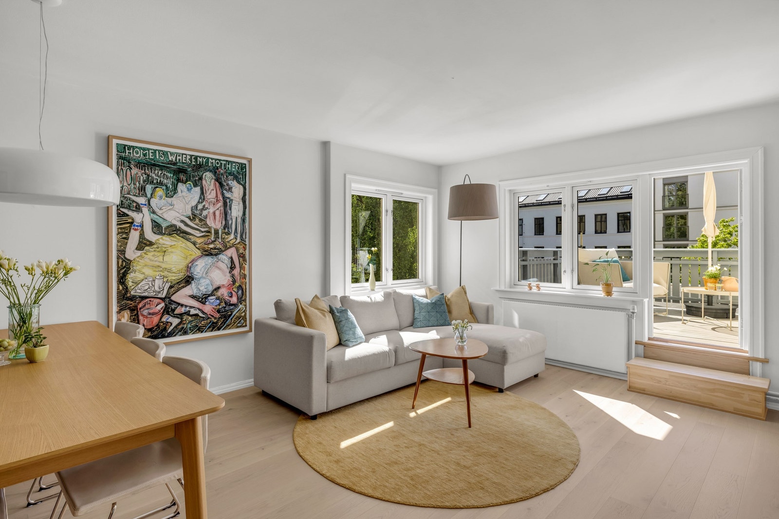 Innvendig har du god standard og god planløsning. Vinduer i flere retninger sørger for et fint lysinnslipp Galleribilde