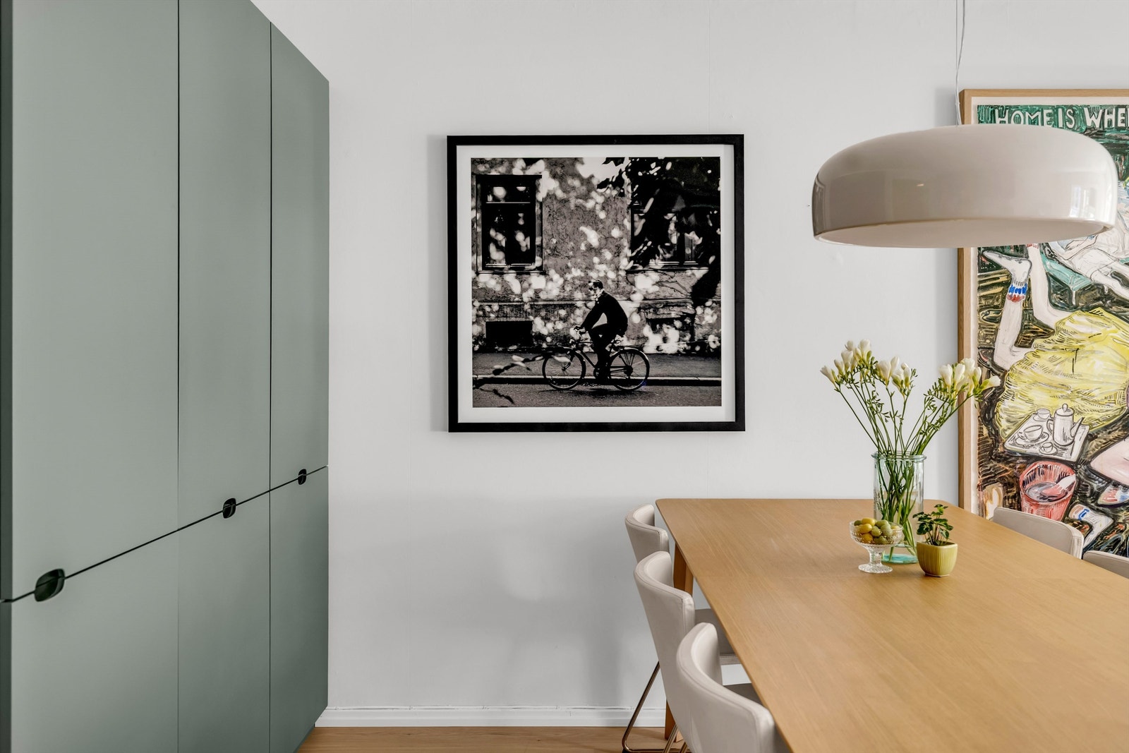I 2023 ble overflatene malt i en behagelig og moderne fargetone, og på gulvet ble det lagt parkett. Galleribilde