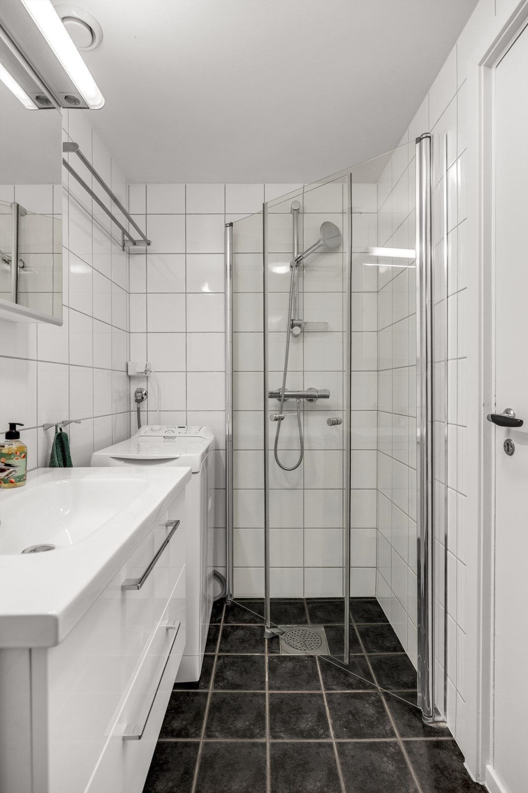 Badet er innredet med egen dusjsone med glassdører. Det er opplegg for vaskemaskin på badet. Galleribilde