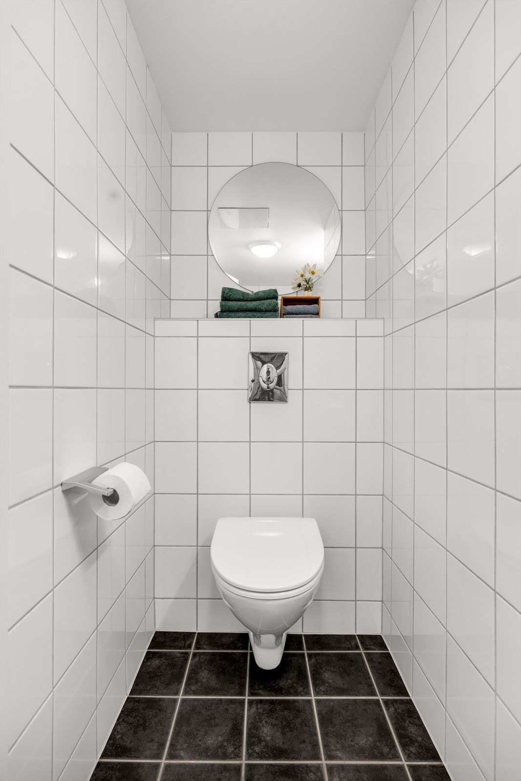 Videre er det vegghengt toalett. Badet ble i 2021 oppgradert med nytt servantskap, servant og armatur. Galleribilde