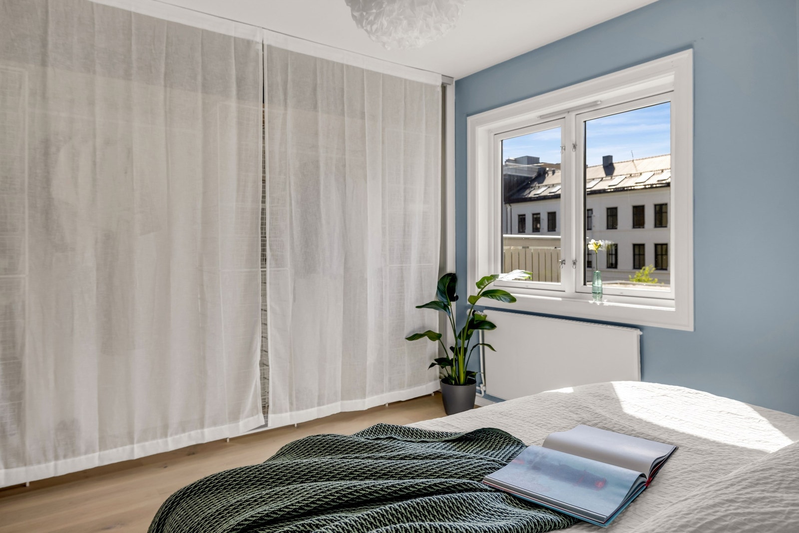 Store vindusflater gjør at rommet oppleves lyst og luftig. Galleribilde