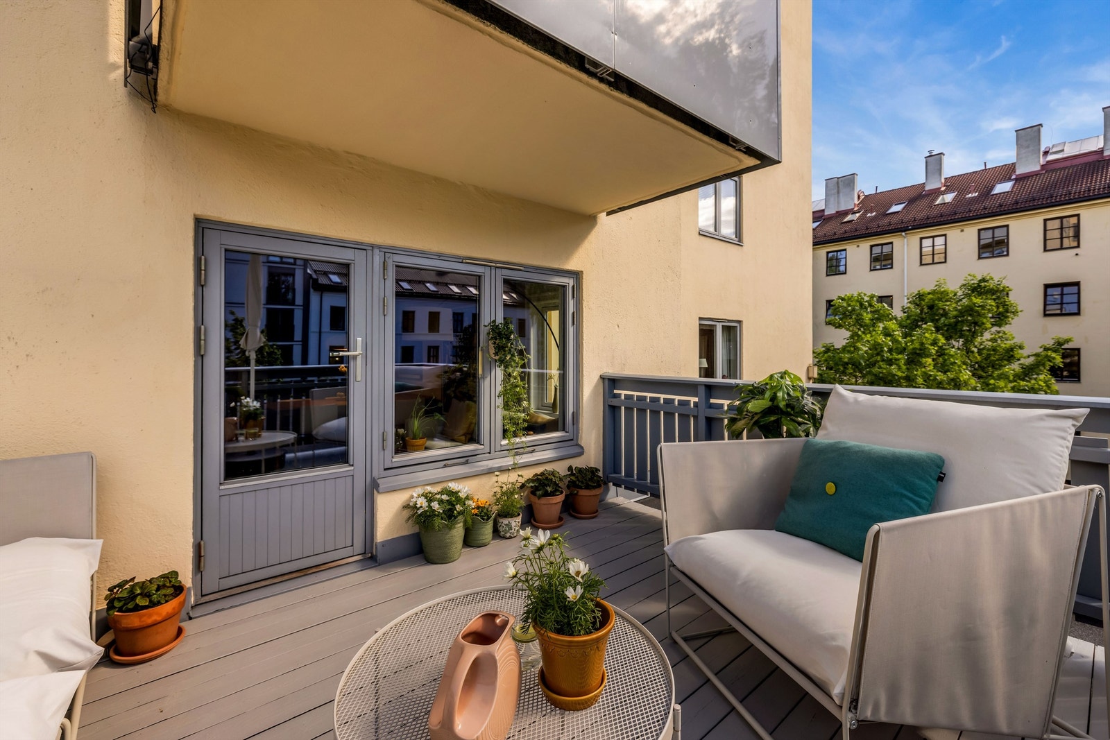 Her kan du nyte morgenkaffen og gode måltider på varme sommerdager. Galleribilde