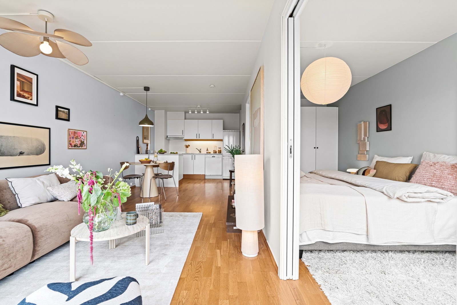 Stuen gir god plass til både stor sofa og spisebord Galleribilde