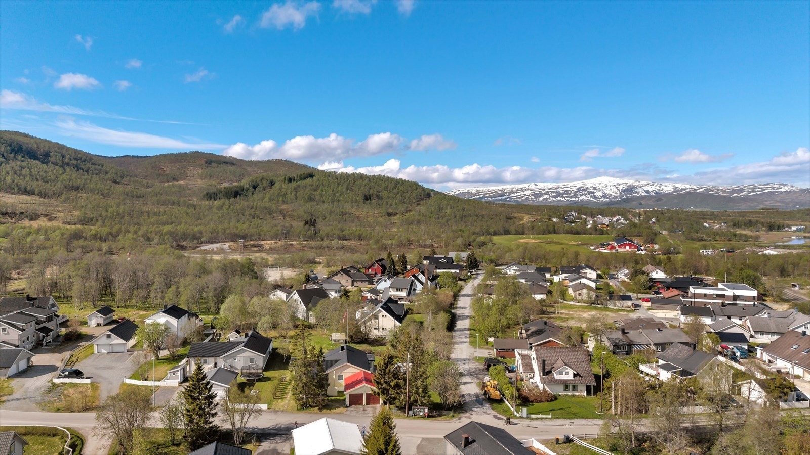 Her får du nærhet til både sjø og fjell, med flotte turmuligheter rett utenfor døren - sommer som vinter Galleribilde