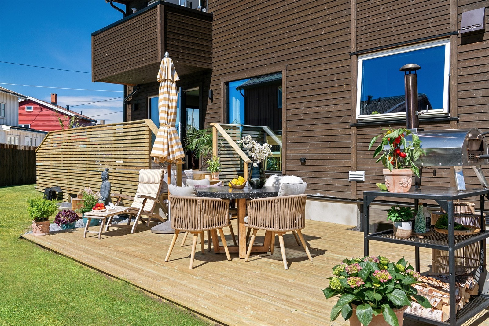 Rålekker og idyllisk familiebolig med utgang til markterrasse og solrik hage (Foto: Synne Dahl) Galleribilde