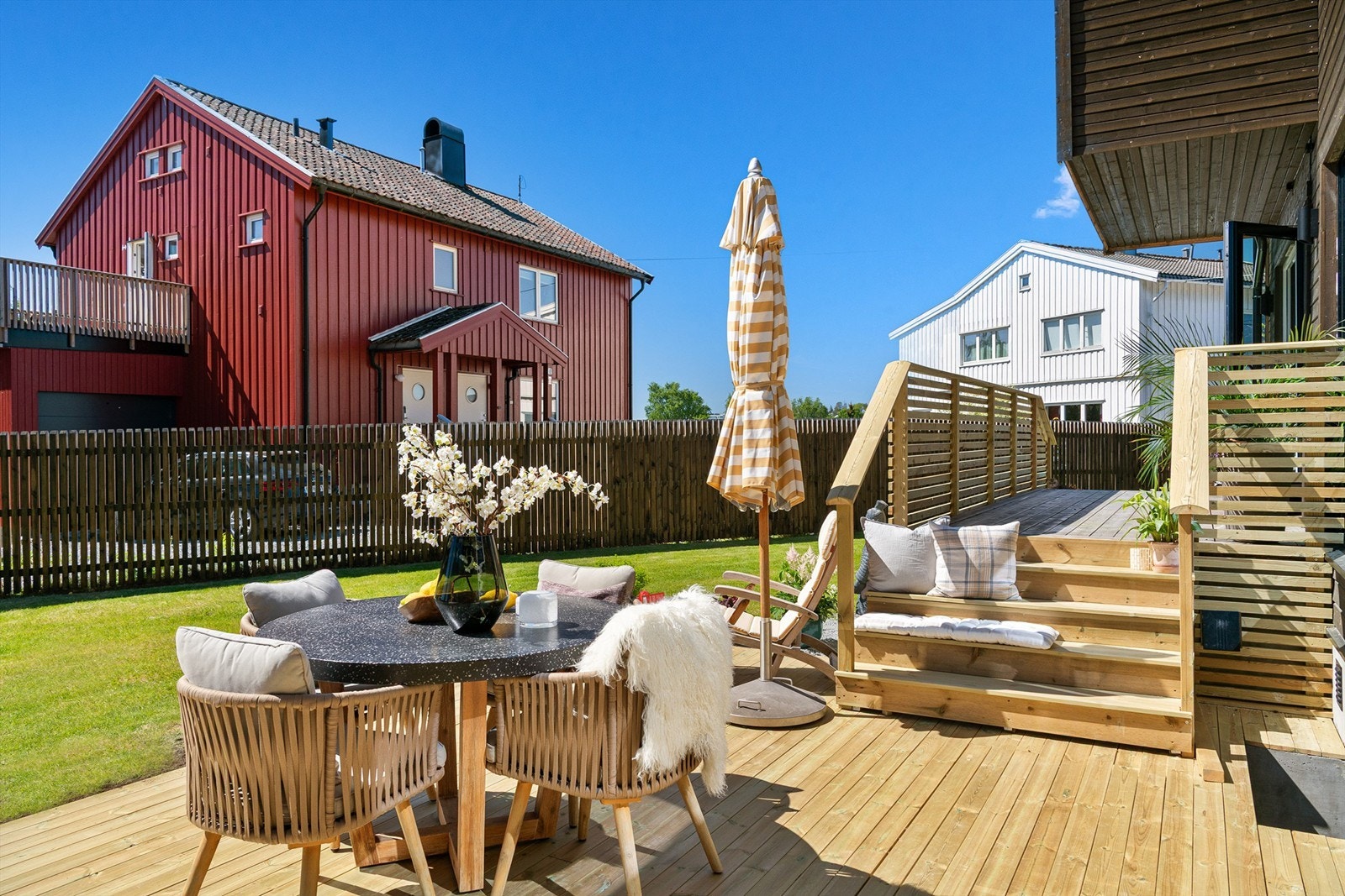 På markterrassen er det god plass til flere sittegrupper samt grill Galleribilde