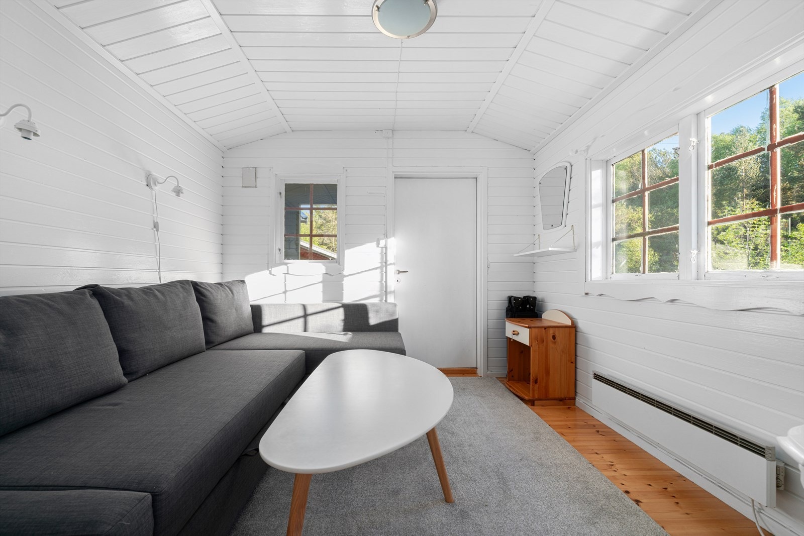 Her er det både rom for sittegruppe og eget soverom. Galleribilde
