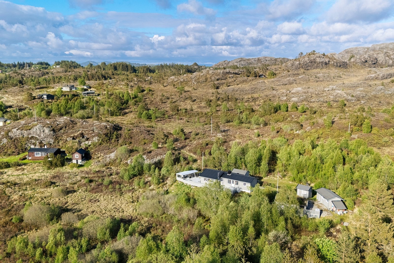 Området byr på fine turområder i skog og mark eller til Eldsfjellet som ligger 324 meter over havet og gir en svært flott utsikt i alle retninger. Galleribilde