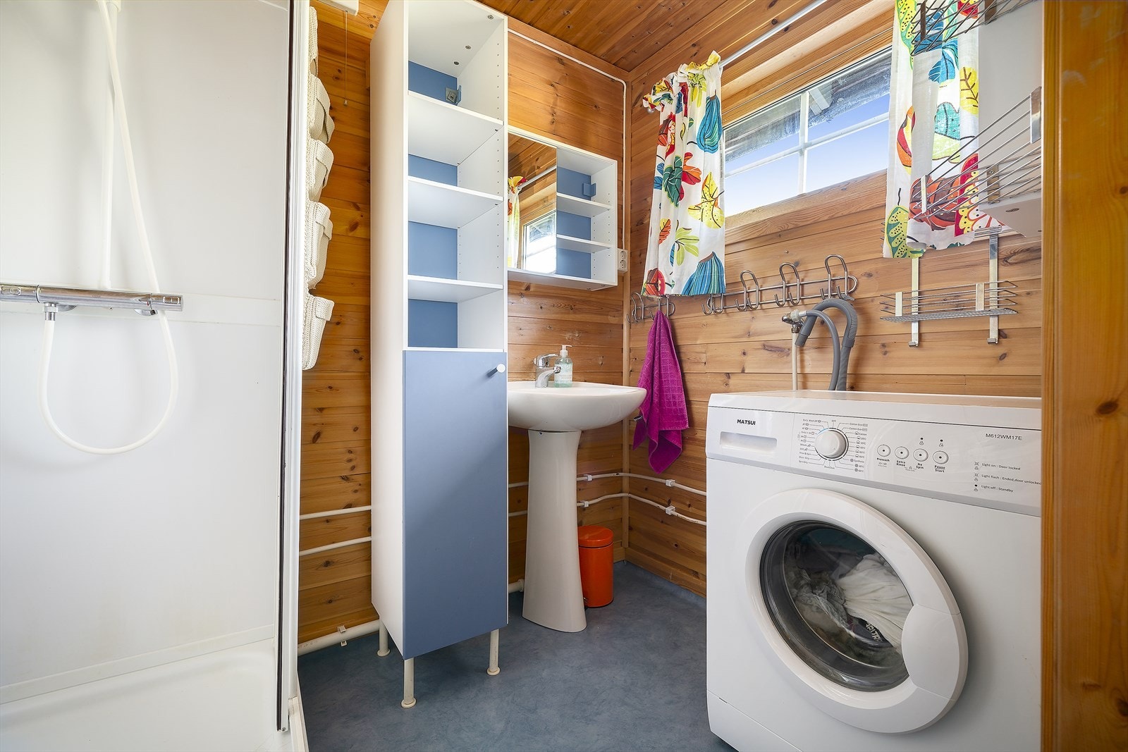 Badet har dusjkabinett, snurredass og opplegg for vaskemaskin. Varme i gulv med belegg. Galleribilde