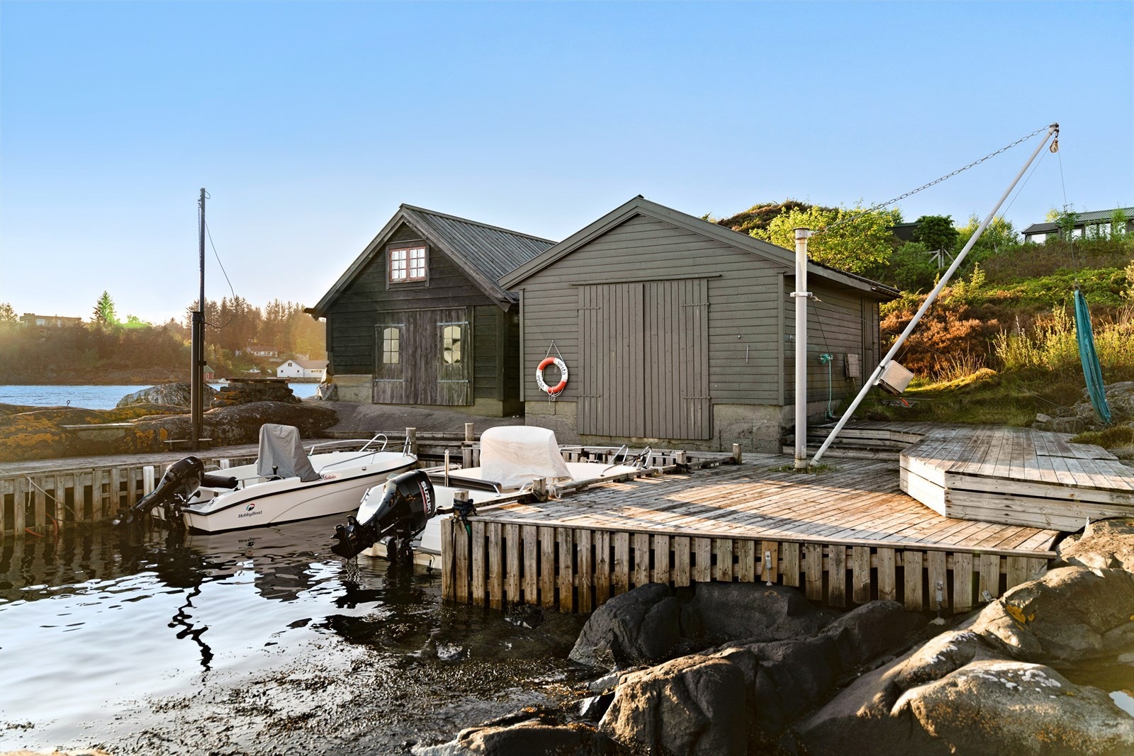Eiendommen har et tilhørende naust på 32 kvm. Bryggen ligger på en ekstra parsell som medfølger. Herdla, Hernar og Fedje kan nås med en kort båttur. Galleribilde