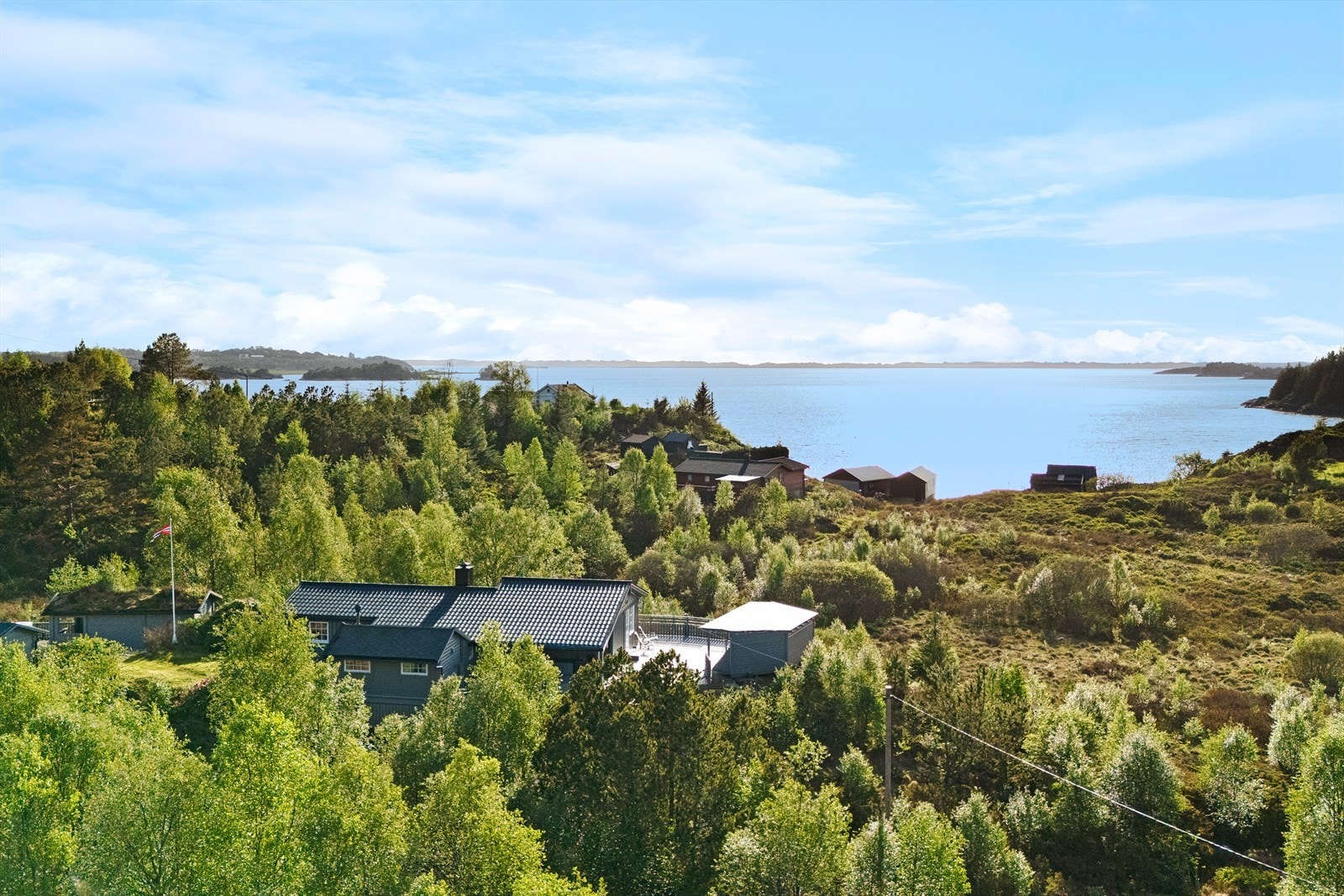 Eiendommen har en idyllisk og usjenert beliggenhet i naturskjønne omgivelser på Rossland. Galleribilde