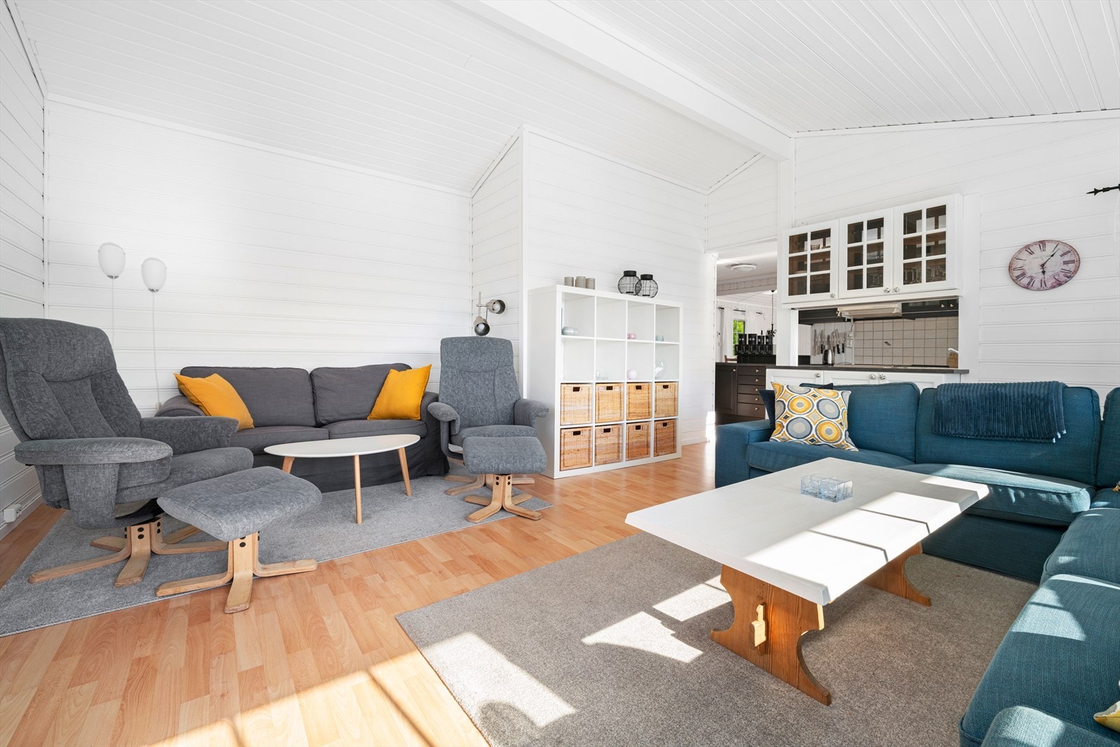 Veggene har panel i lyse overflater og tregulv. Galleribilde