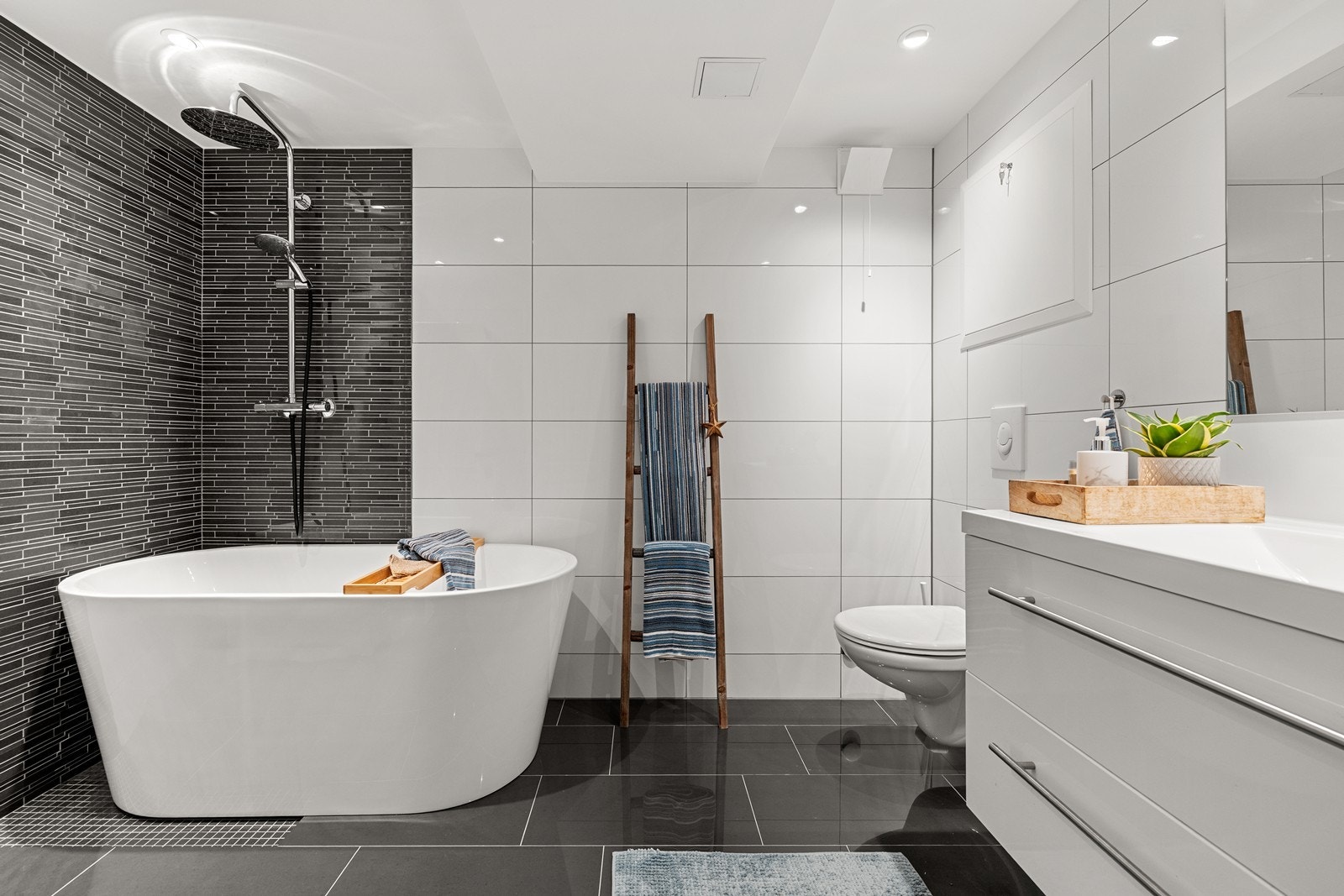 Badet er utstyrt med et frittstående badekar og regnfallsdusj. Galleribilde