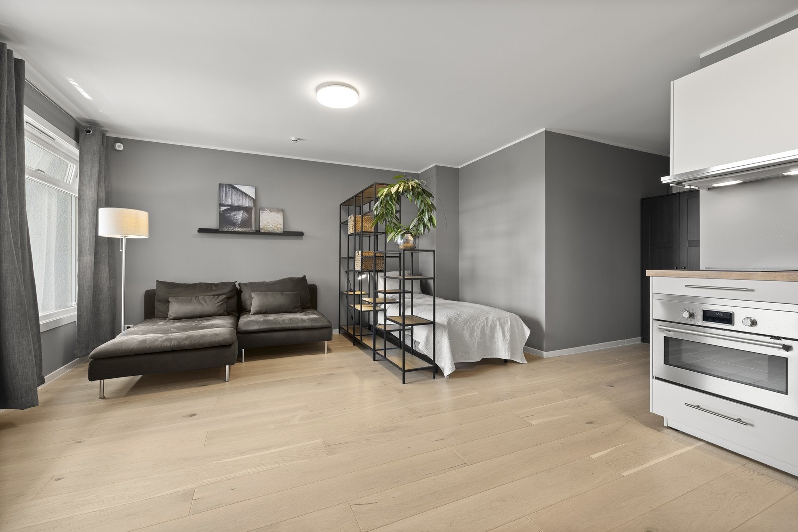 Rommet er lyst og lett å innrede med både sofagruppe og soveplass. Galleribilde