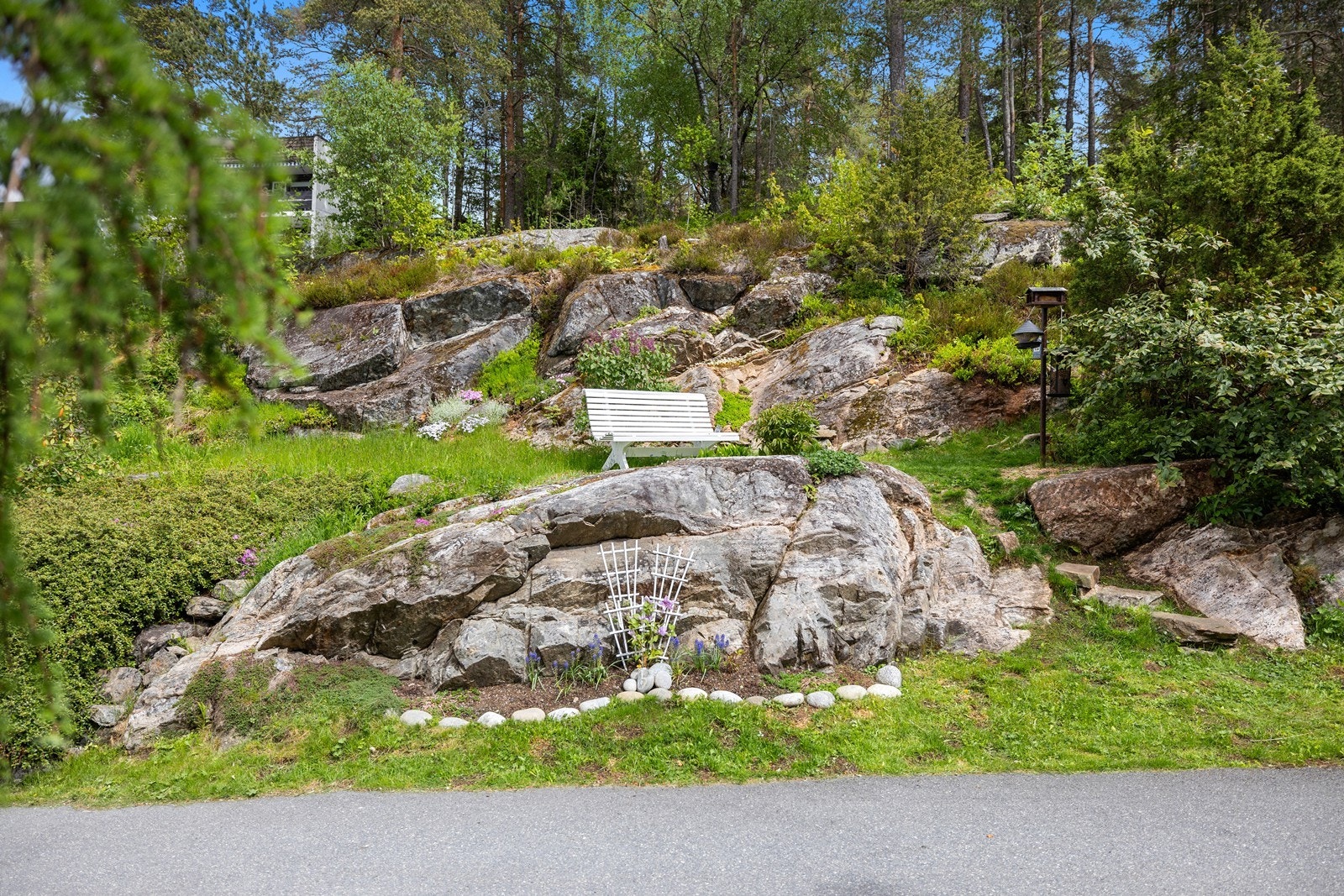 Eiendommen har naturtomt med svaberg og grøntarealer rett utenfor døren. Galleribilde