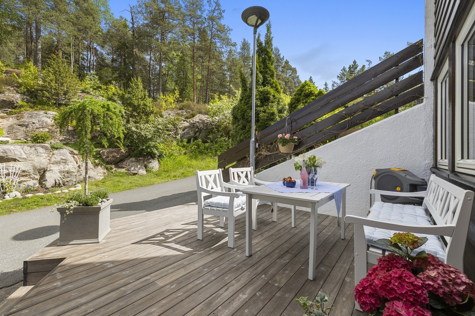 Uteplass ved inngangspartiet med umiddelbar nærhet til naturen. Galleribilde