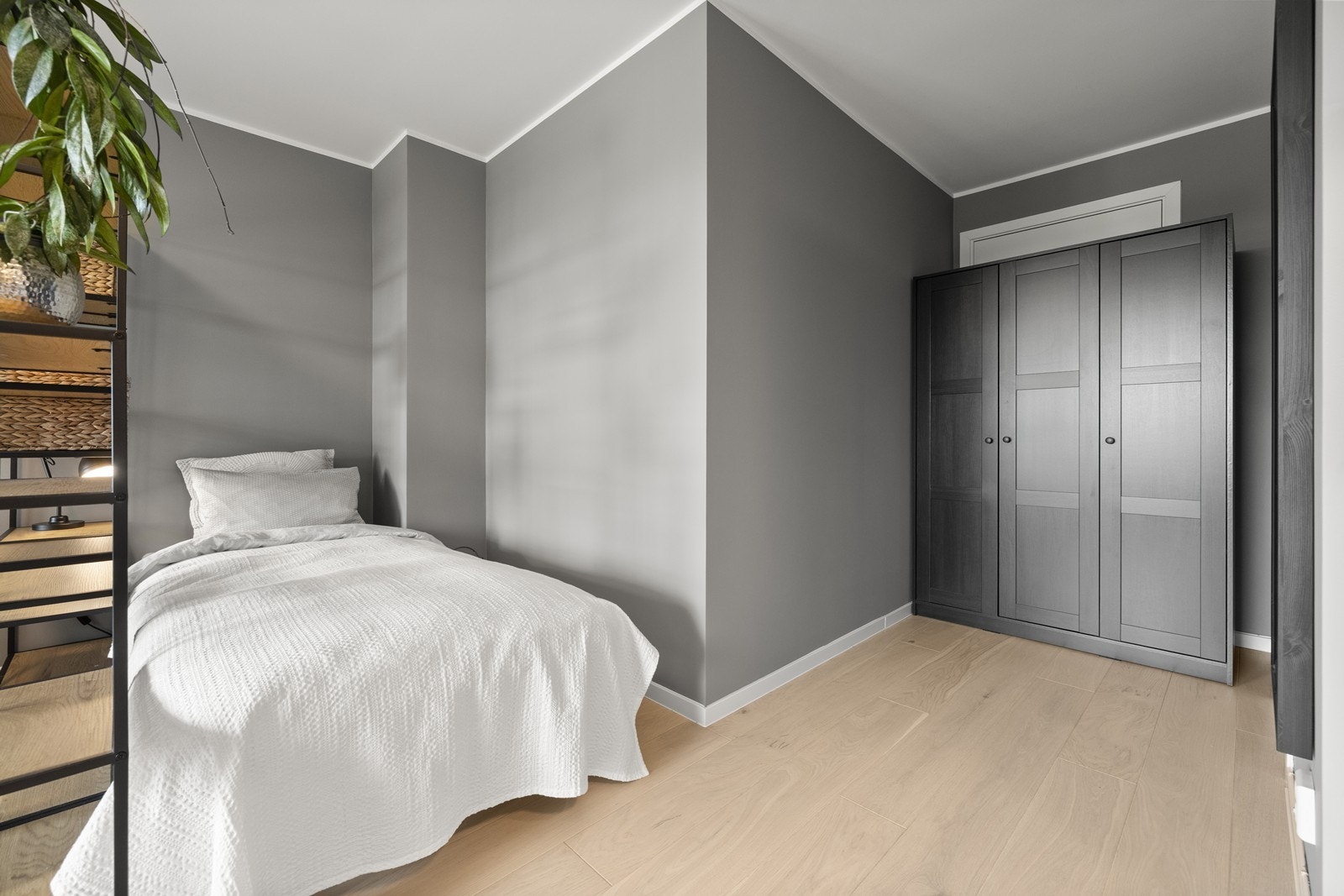 God plass til garderobeskap for oppbevaring. Bak garderobe er det dør inn til hoveddelens underetasje. Galleribilde