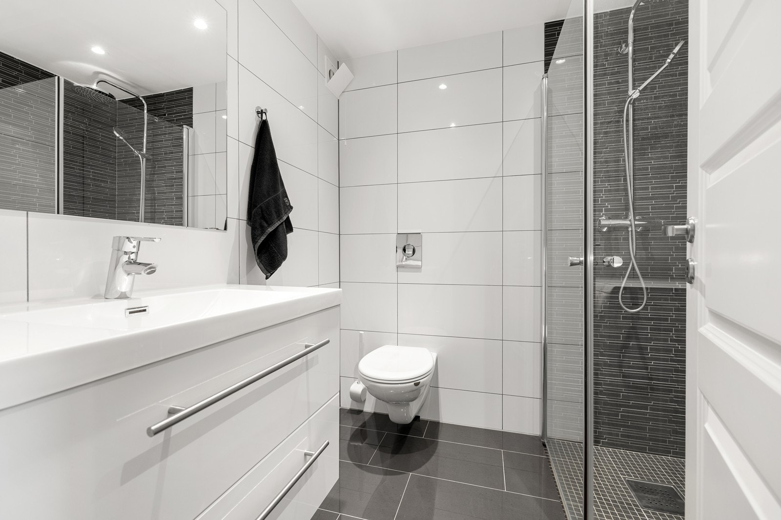 Badet i andre etasje er helfliset, med vegghengt toalett og dusjhjørne. Galleribilde