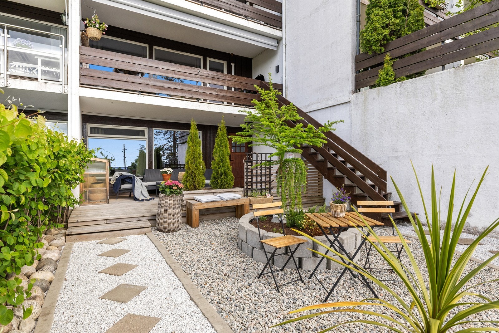 Fra underetasjen er det utgang til en skjermet hage med terrasse og gruslagt uteplass. Galleribilde