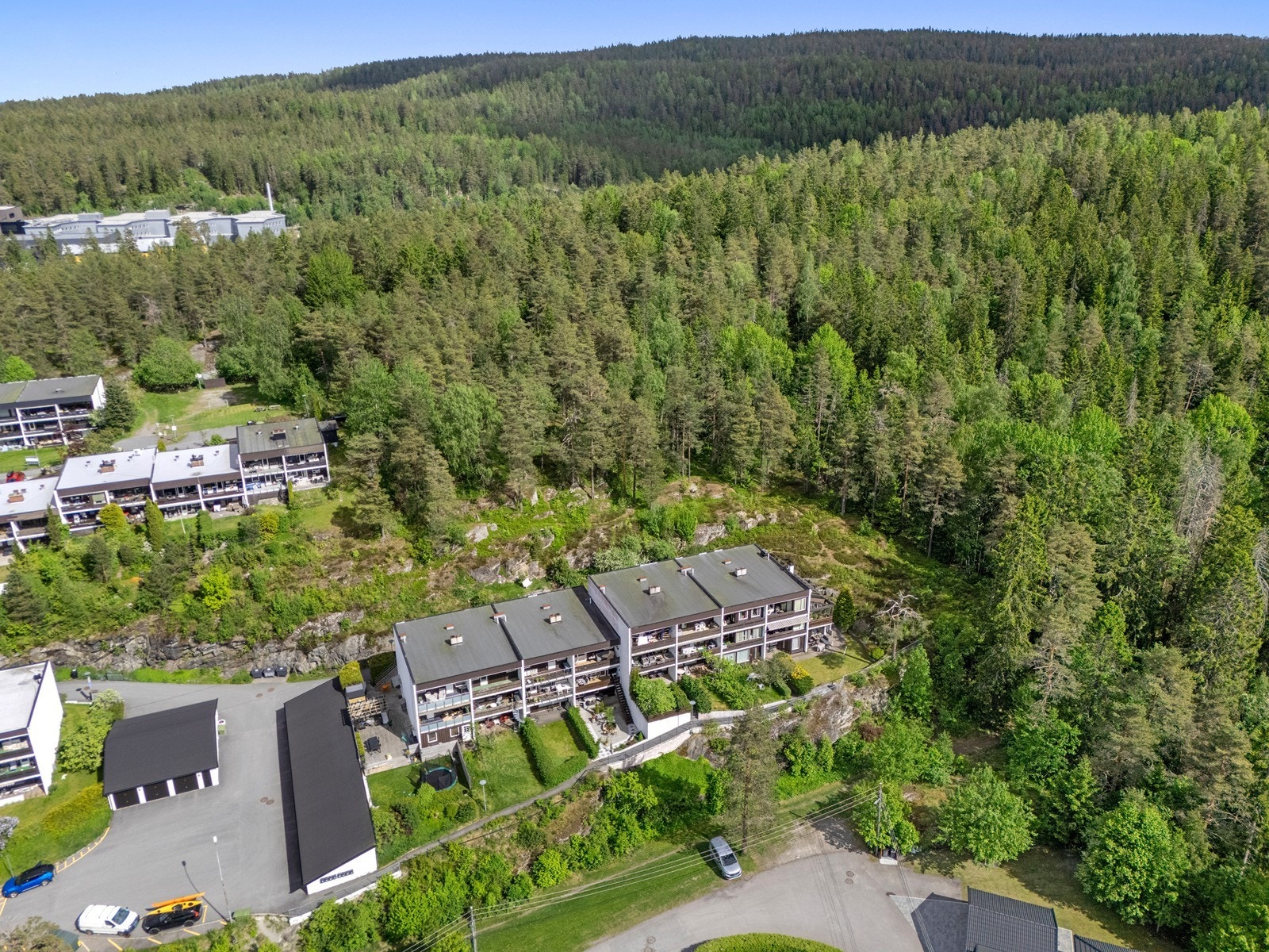 Eiendommen ligger høyt og fritt med Østmarka som nærmeste nabo, og byr på umiddelbar tilgang til turstier og natur. Galleribilde