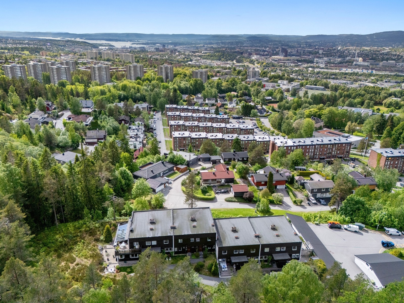 Boligen ligger i et etablert boligområde på Haukåsen, med kort vei til skoler og barnehager. Galleribilde
