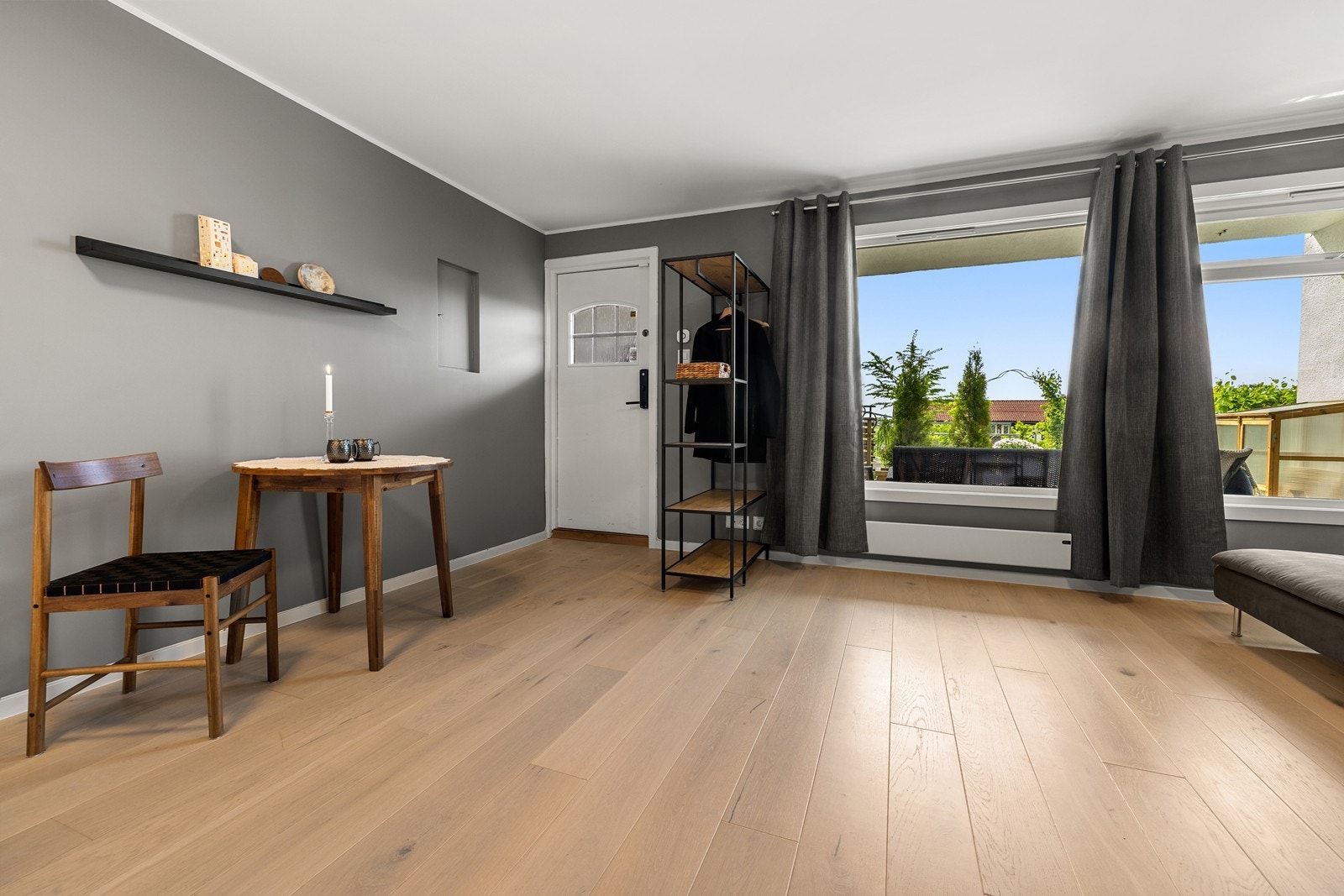 Denne delen har egen inngang og utgang til en markterrasse. Galleribilde