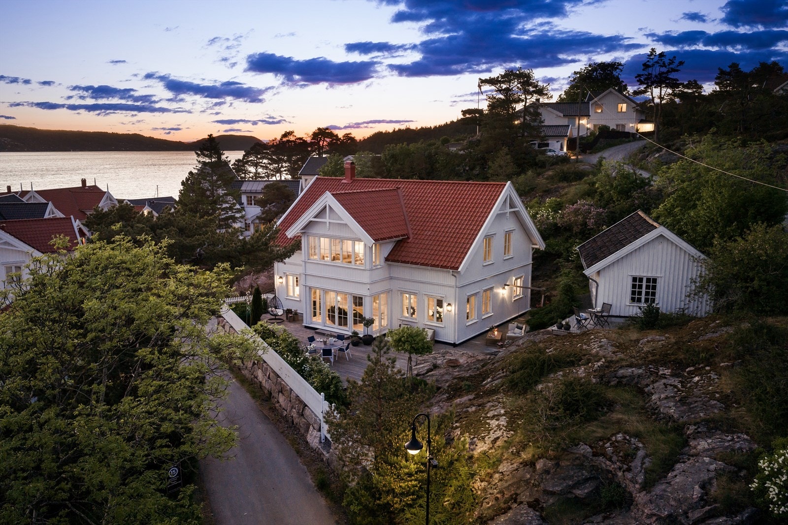Tomten er pent opparbeidet med fjellformasjoner, diverse beplantning og en steinlagt gårdsplass med varmekabler. Galleribilde