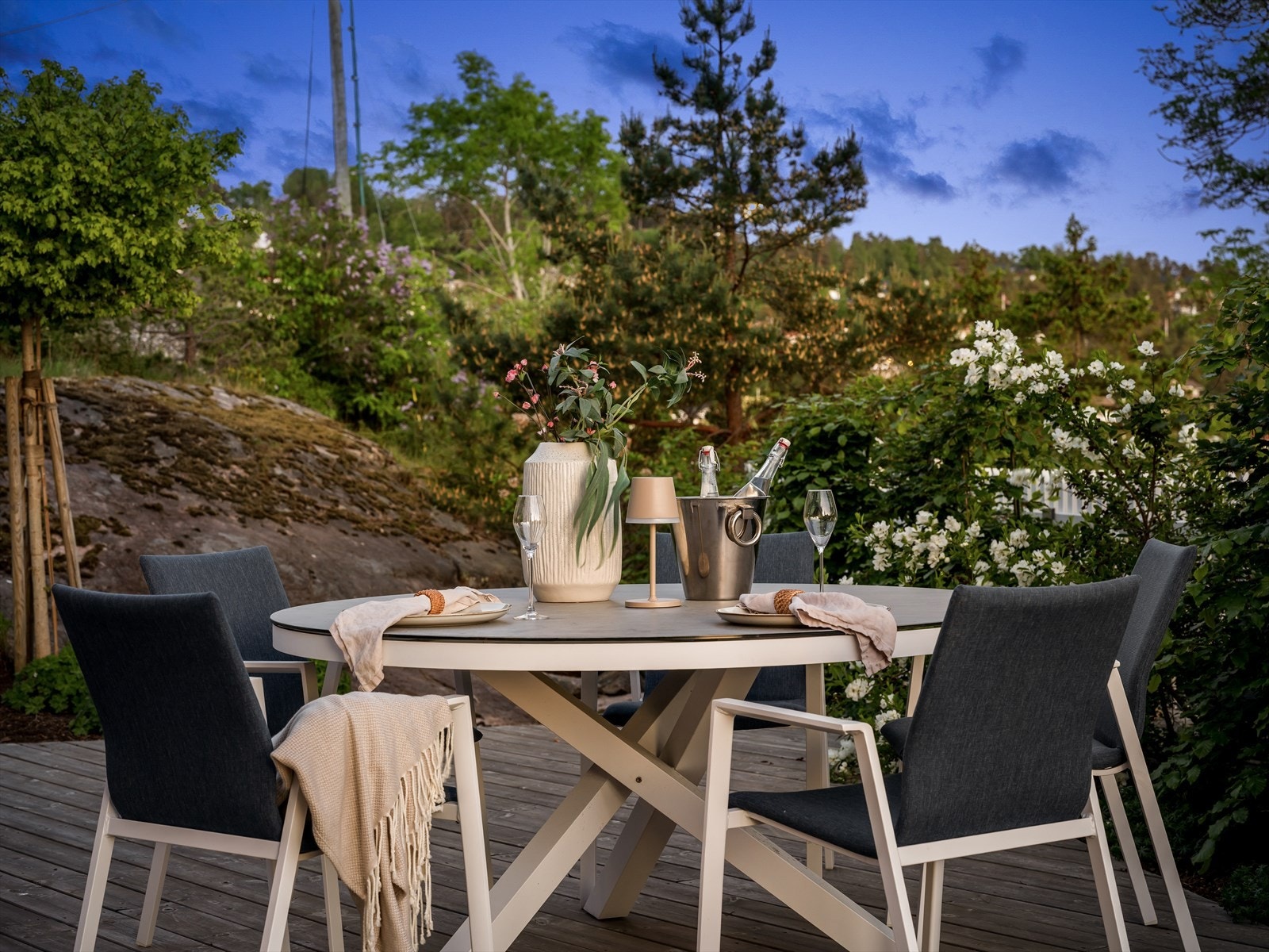 En idyllisk plass for utendørs måltider. Galleribilde