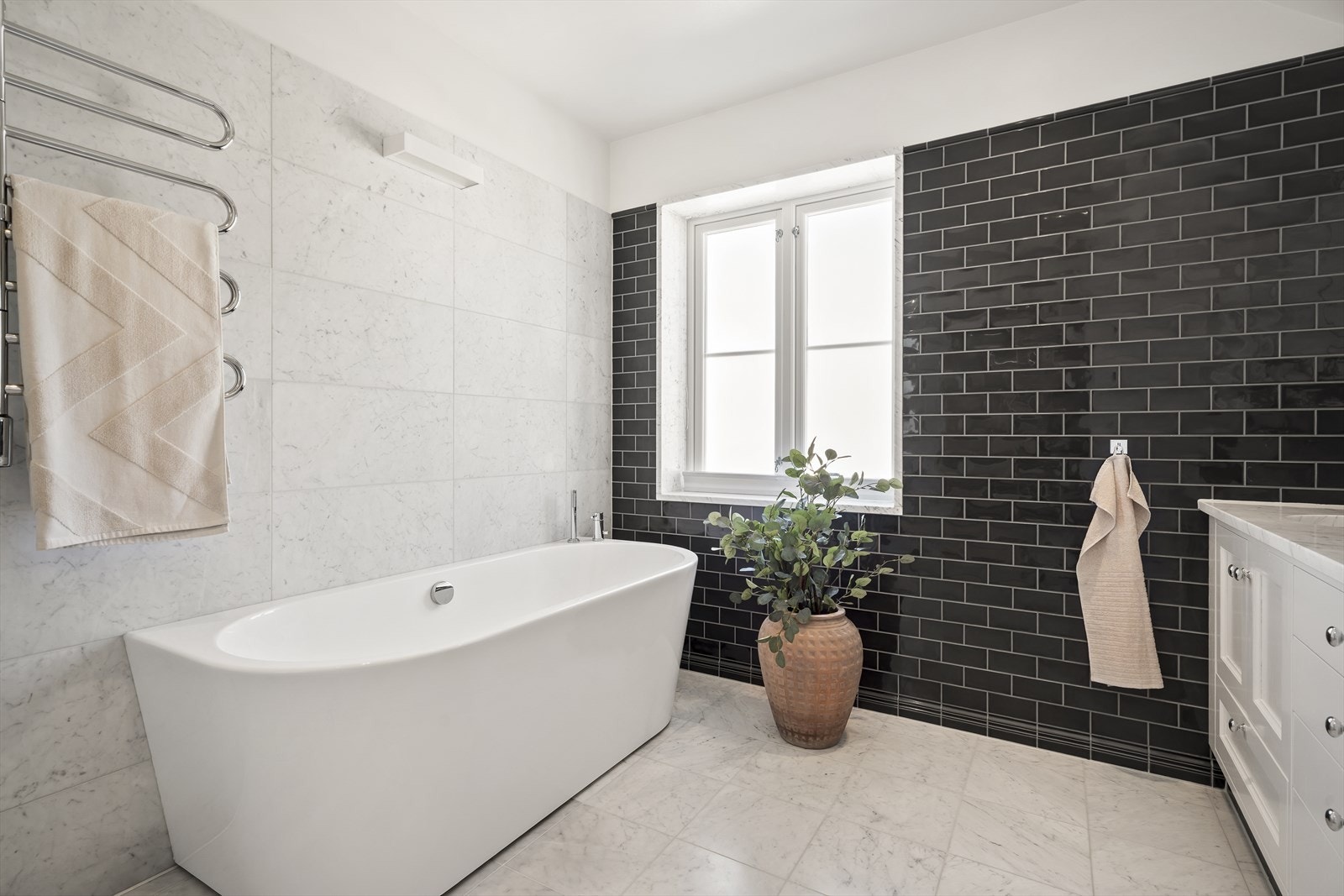 Badet har flislagte overflater og varmekabler i gulvet for økt komfort. Galleribilde