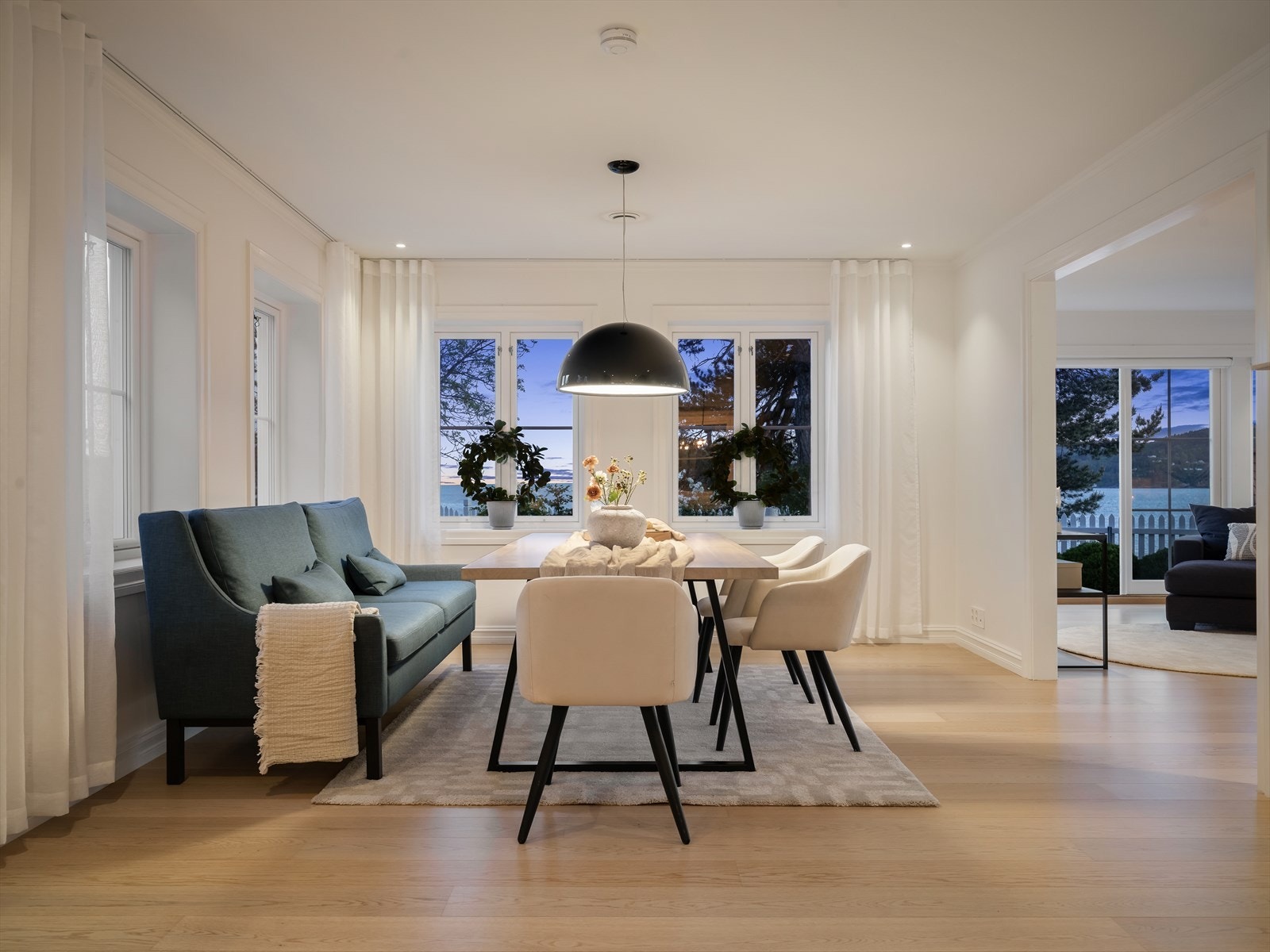 Spisestuen har en lun og hyggelig atmosfære, også på kveldstid. Galleribilde