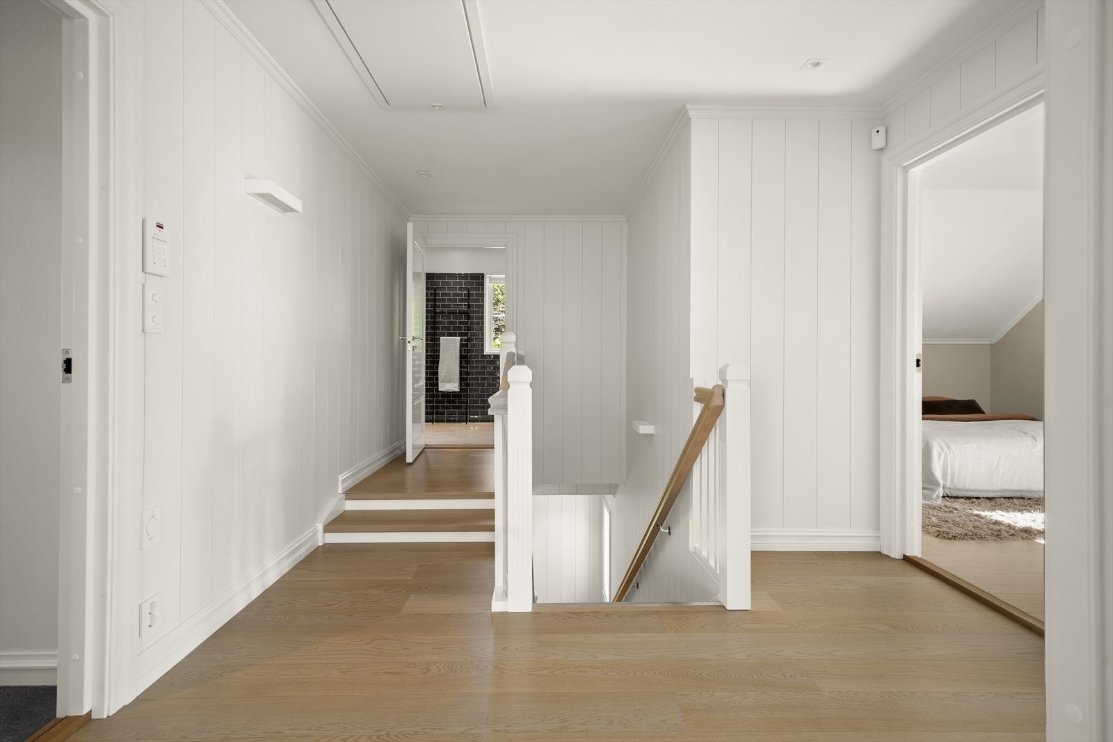 Også i denne etasjen er det gjennomgående parkett på gulv og malte plater på veggene. Galleribilde
