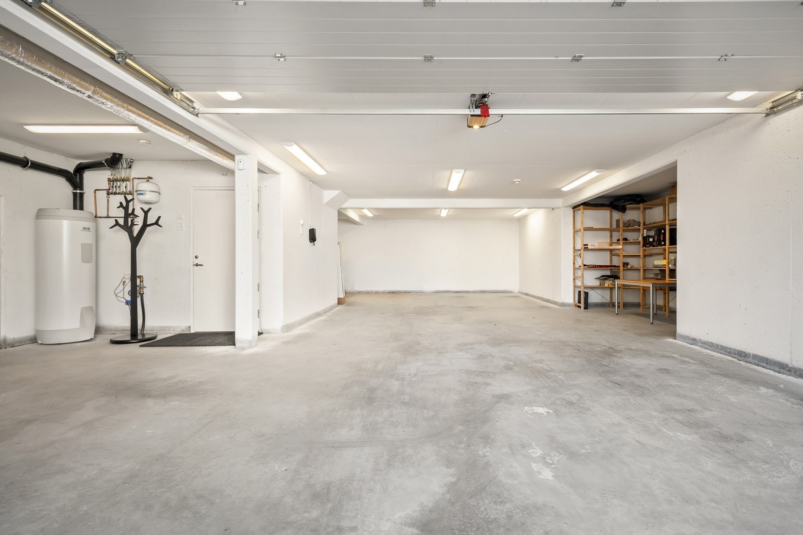 Romslig, integrert garasje ca 100 m2 med god plass til mange biler sportsutstyr og oppbevaring. Gulvvarme i hele etasjen! Galleribilde