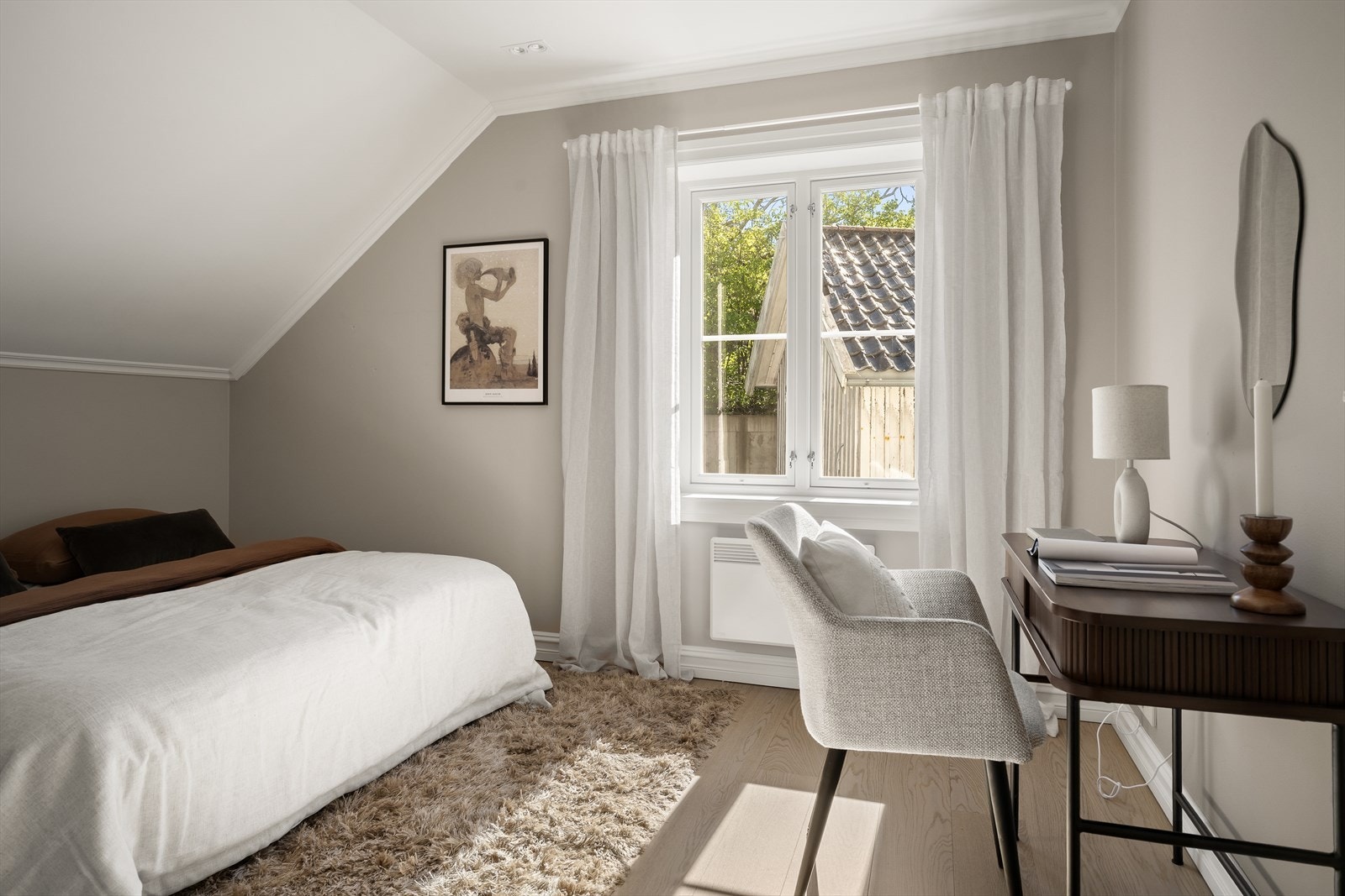 Soverom i andre etasje, med plass til både seng og skrivepult. Galleribilde