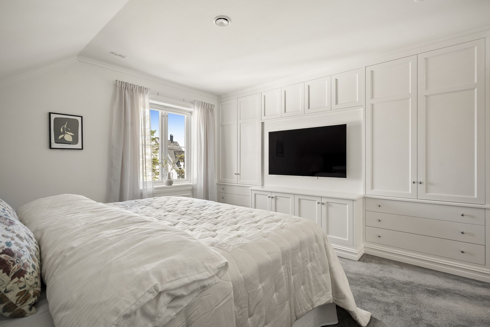 Master bedroom har en elegant, plassbygd garderobeløsning fra Gjeving Trevarefabrikk med plass til TV. Galleribilde