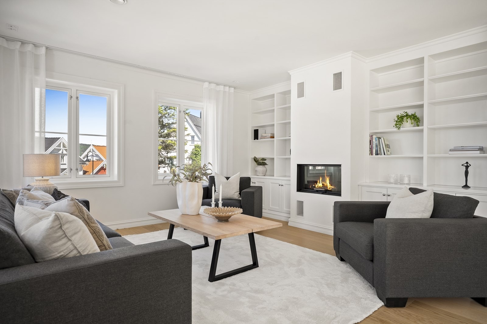 Stuen har en moderne vedovn og plassbygde hyller fra Geving Trevarefabrikk som gir rikelig med oppbevaringsplass. Galleribilde