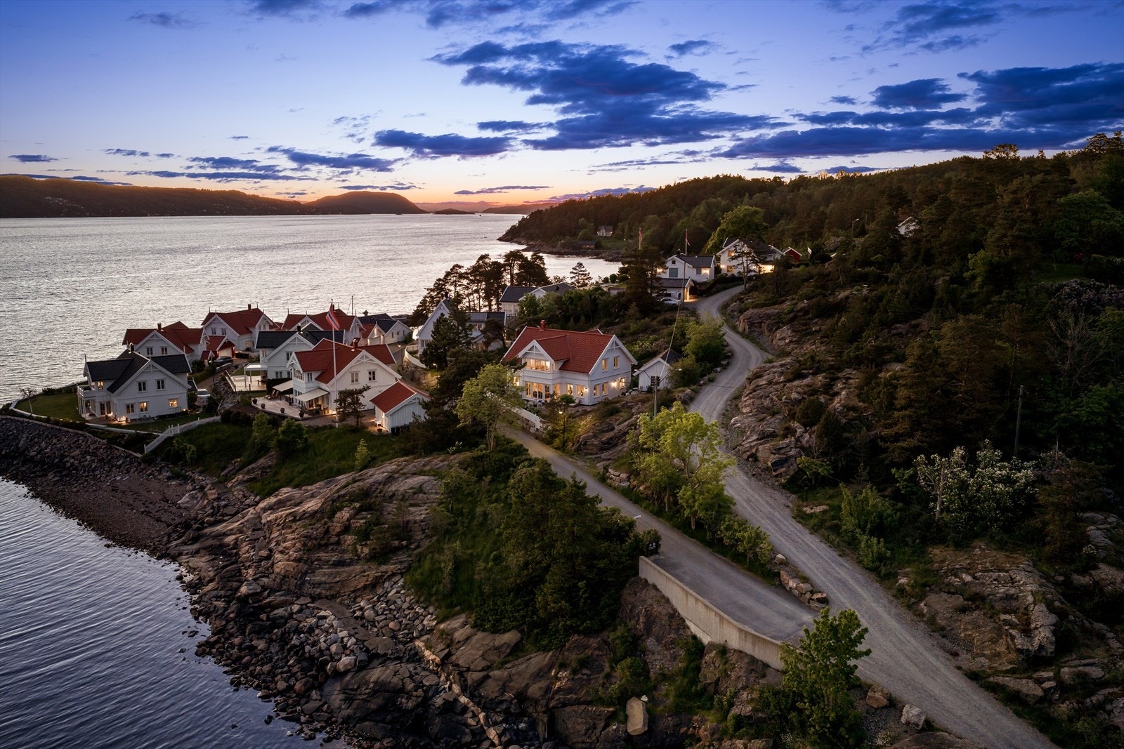 Eiet tomt på 1203,8 m². Eiendommen ligger attraktivt til på en liten høyde opp fra sjøen. Galleribilde