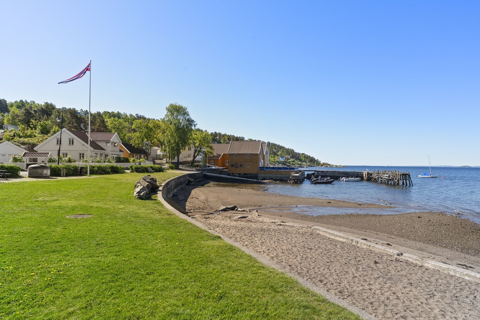 Den lokale stranden og bryggeområdet er et populært samlingspunkt om sommeren. Galleribilde