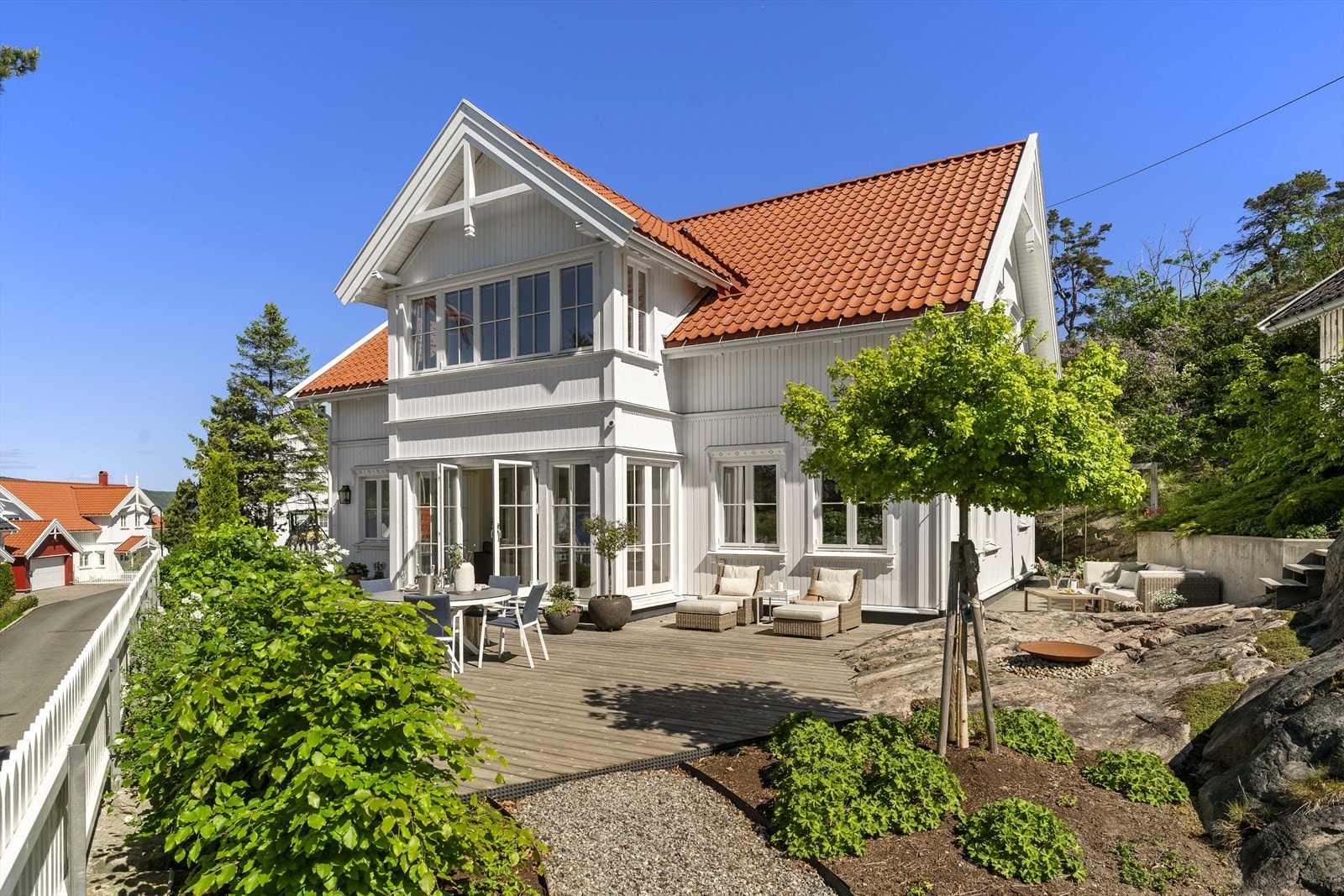Enebolig fra 2018 med gjennomgående høy standard og meget god planløsning. Galleribilde