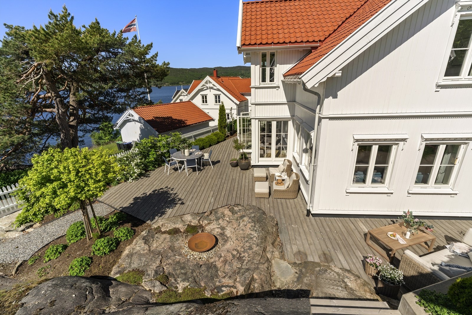 Terrassen strekker seg rundt store deler av huset. Galleribilde