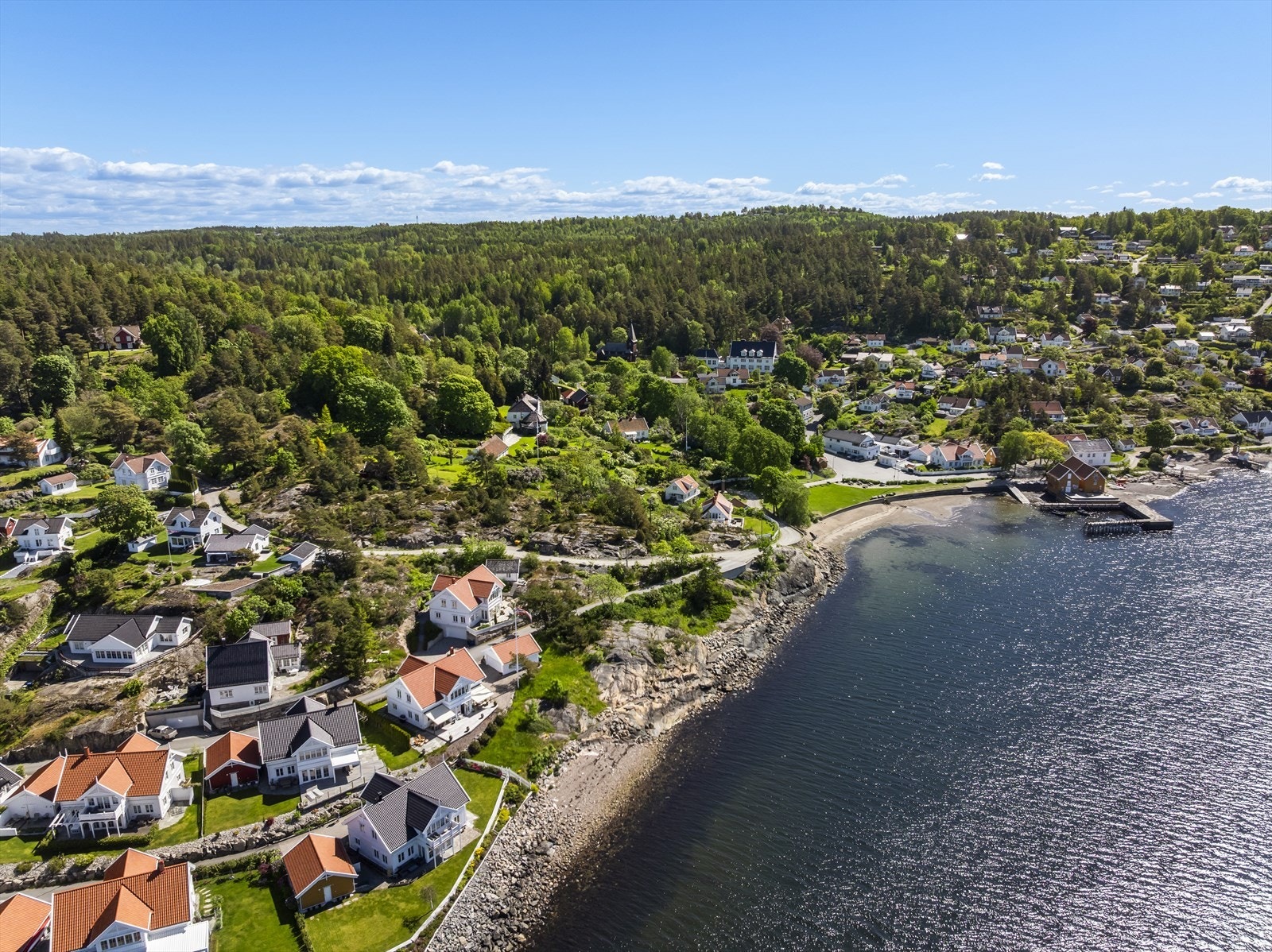 Her bor du tett på naturen, med skog og mark i umiddelbar nærhet. Galleribilde