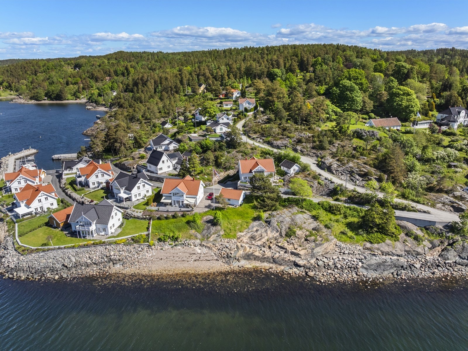 Nærområdet er preget av spredt bebyggelse og store grøntområder. Galleribilde
