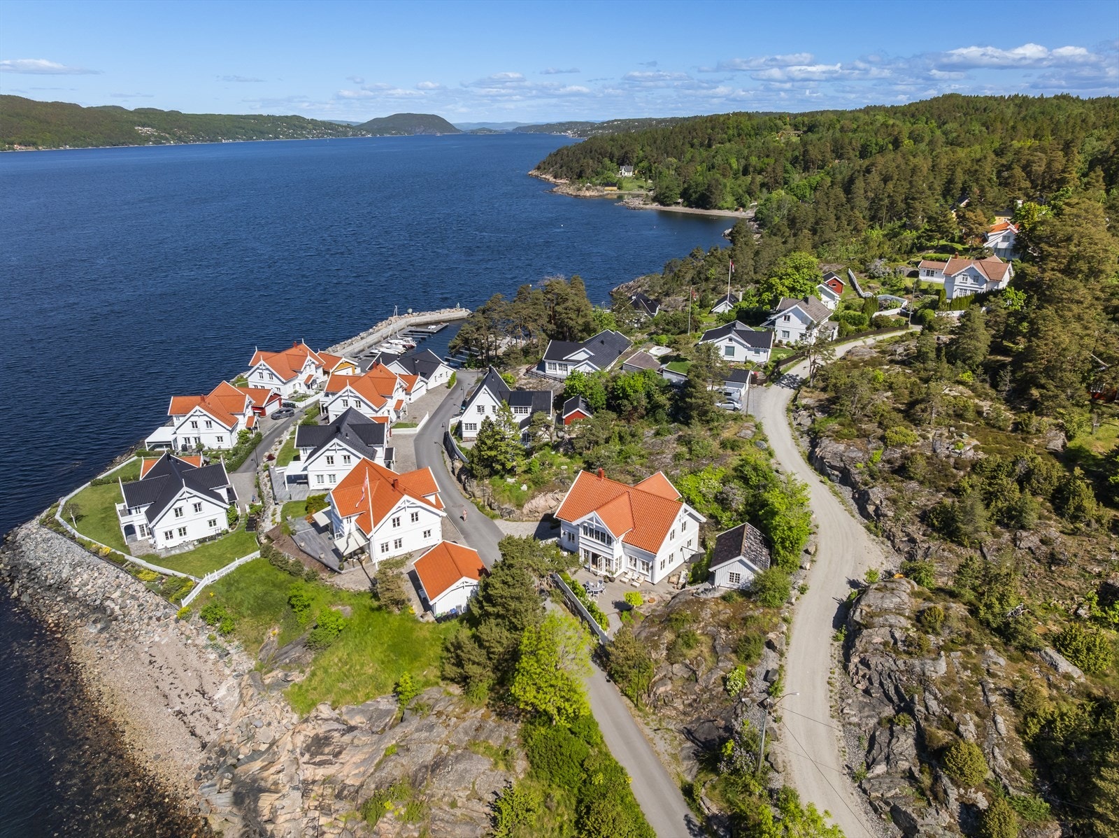 En idyllisk beliggenhet for de som verdsetter sjø, natur og ro. Galleribilde