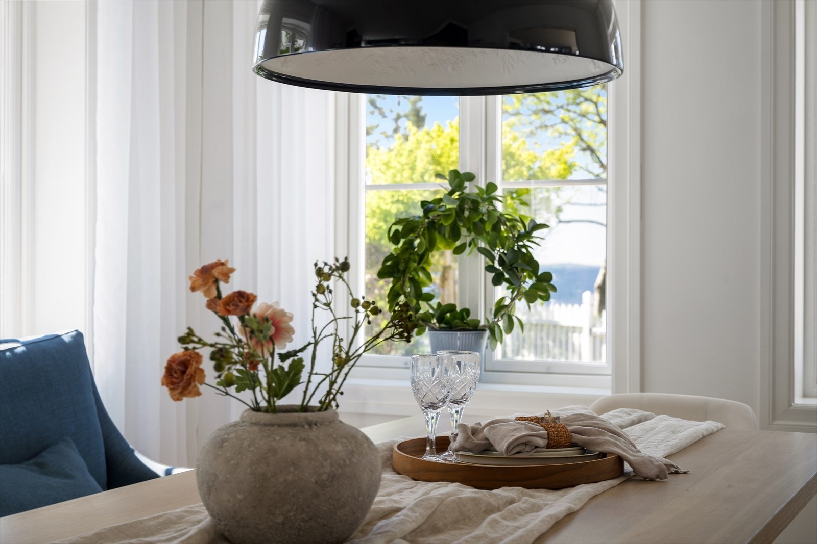 Detaljer som sprossevinduer understreker boligens klassiske stil. Galleribilde