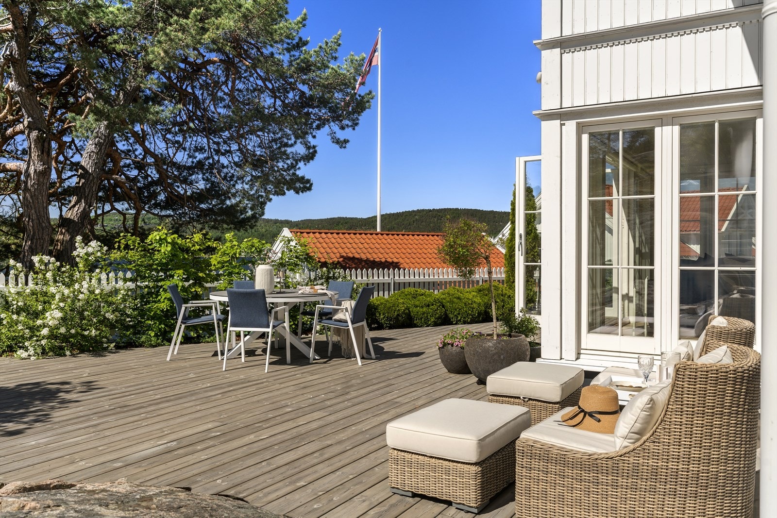 Utearealet rundt boligen har flere terrasse- og dekknivåer som utnytter tomtens naturlige terreng. Galleribilde