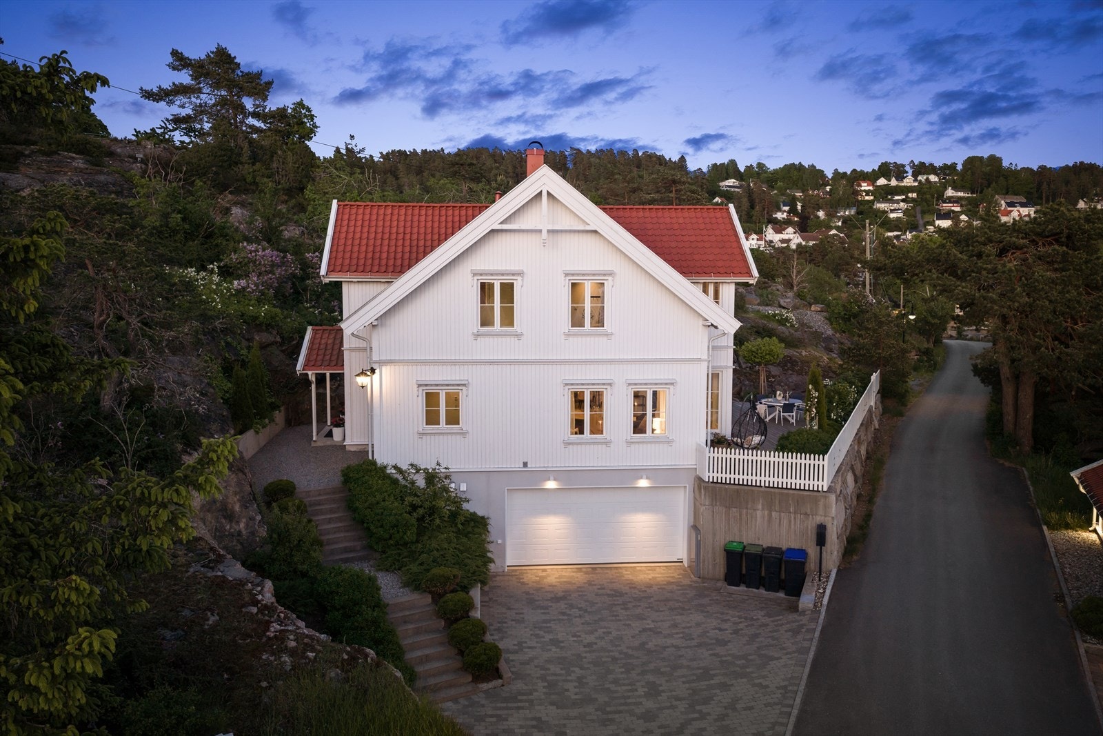Boligen ligger vakkert til i Hvitsten. Gårdsplassen er belagt med belegningsstein og delvis med varmekabler. Trappen opp til inngangen har varmekabler. Galleribilde