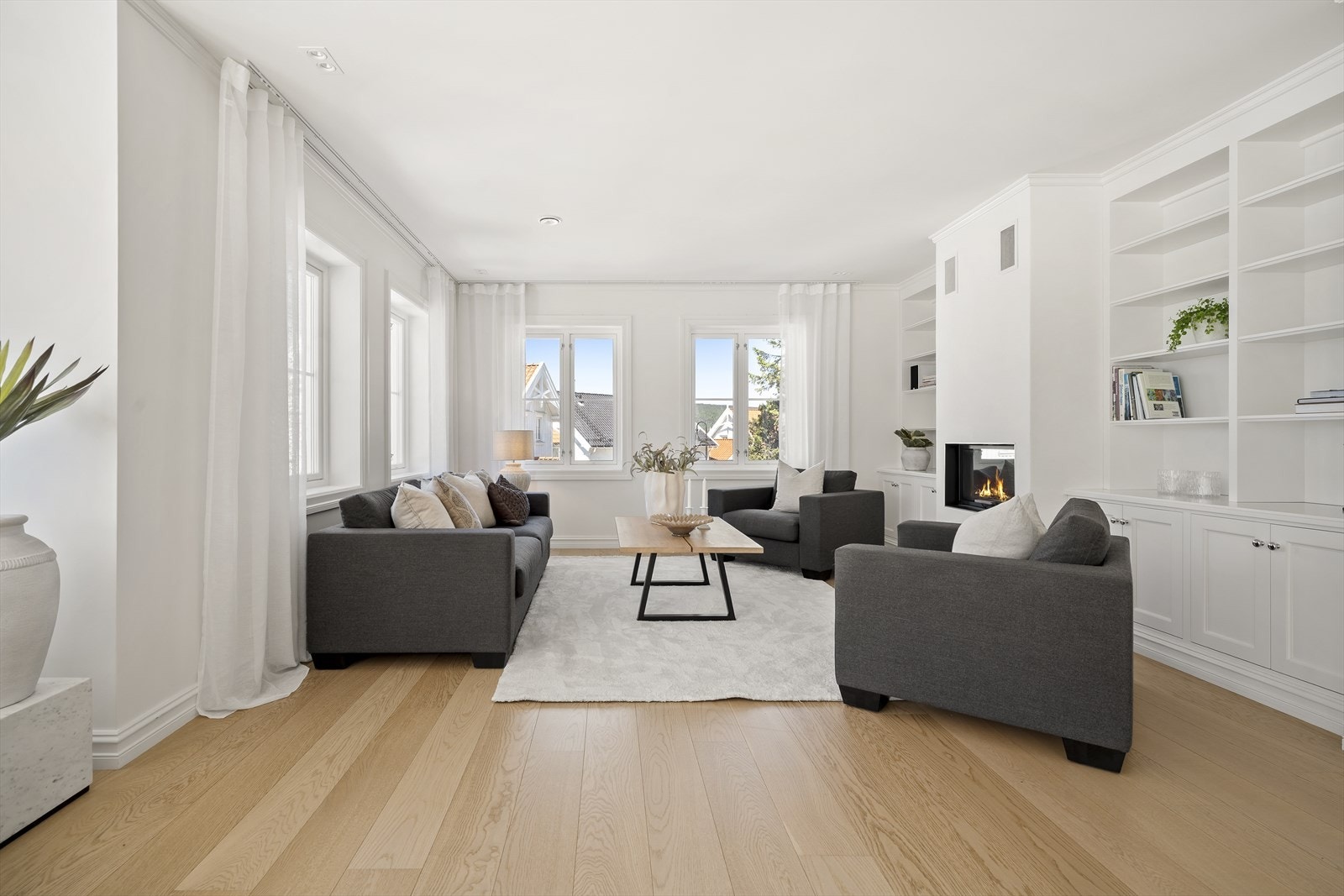 Designpeis fra Rais med glassdør. Galleribilde