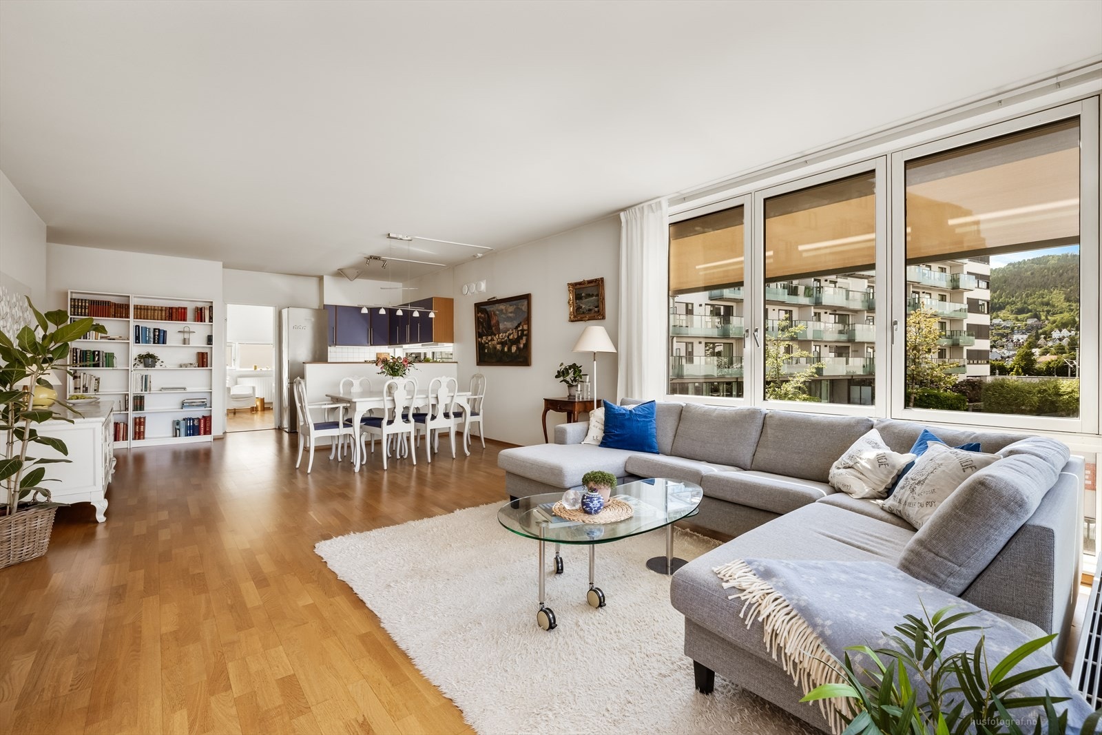 Det er god plass til sofagruppe og spisebord. Galleribilde